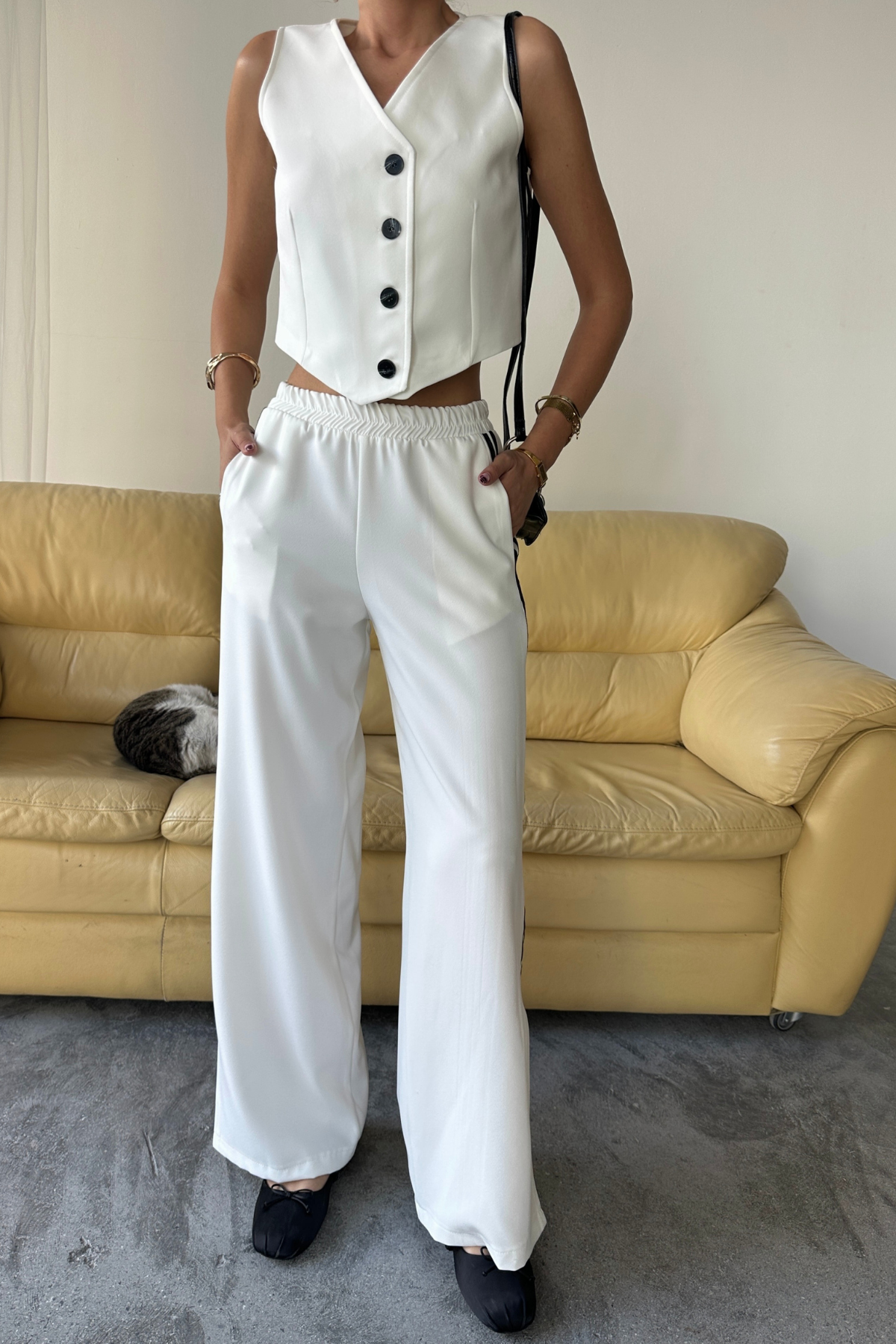 CROP YELEK - PAÇASI YIRTMAÇ DETAYLI YANLAR ŞERİT PANTOLON TK - Beyaz