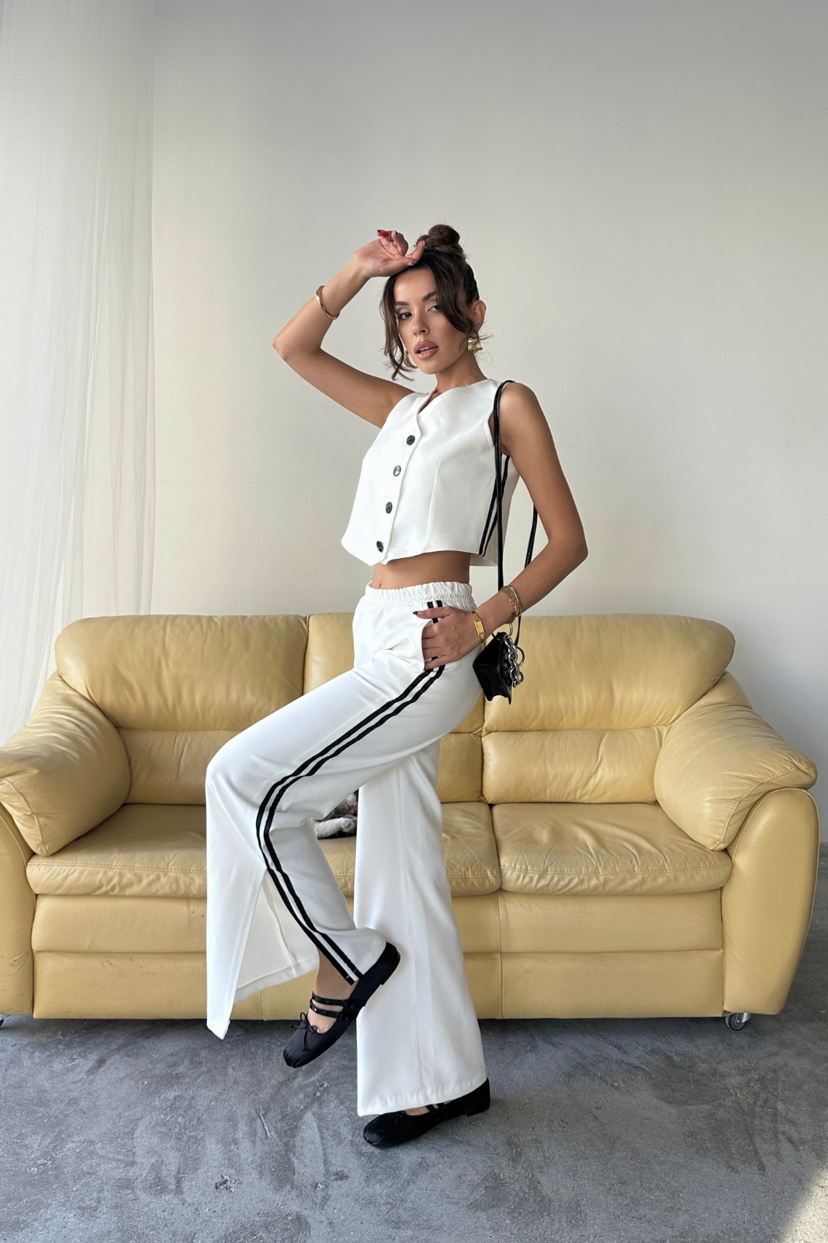 CROP YELEK - PAÇASI YIRTMAÇ DETAYLI YANLAR ŞERİT PANTOLON TK - Beyaz