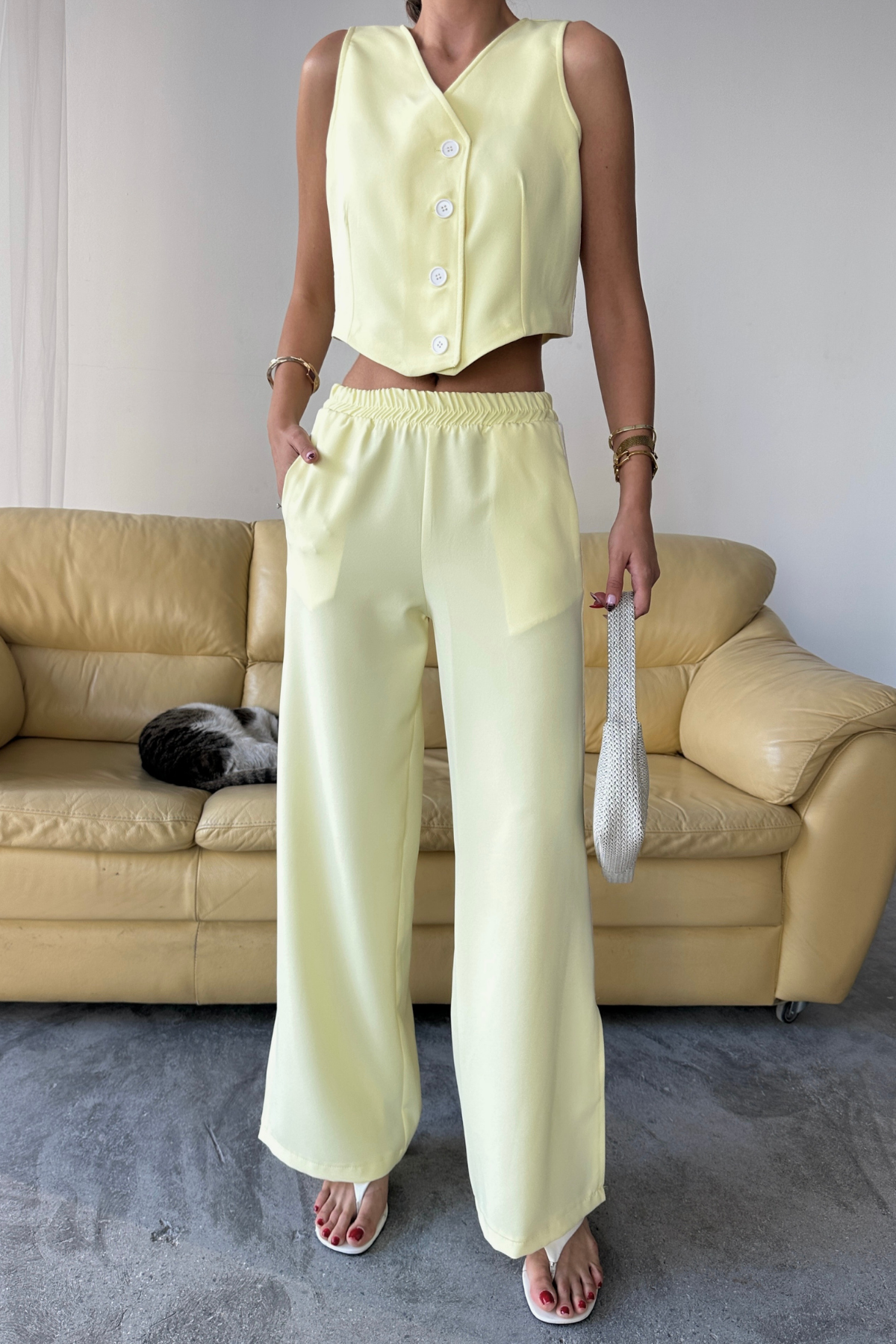 CROP YELEK - PAÇASI YIRTMAÇ DETAYLI YANLAR ŞERİT PANTOLON TK - Sarı