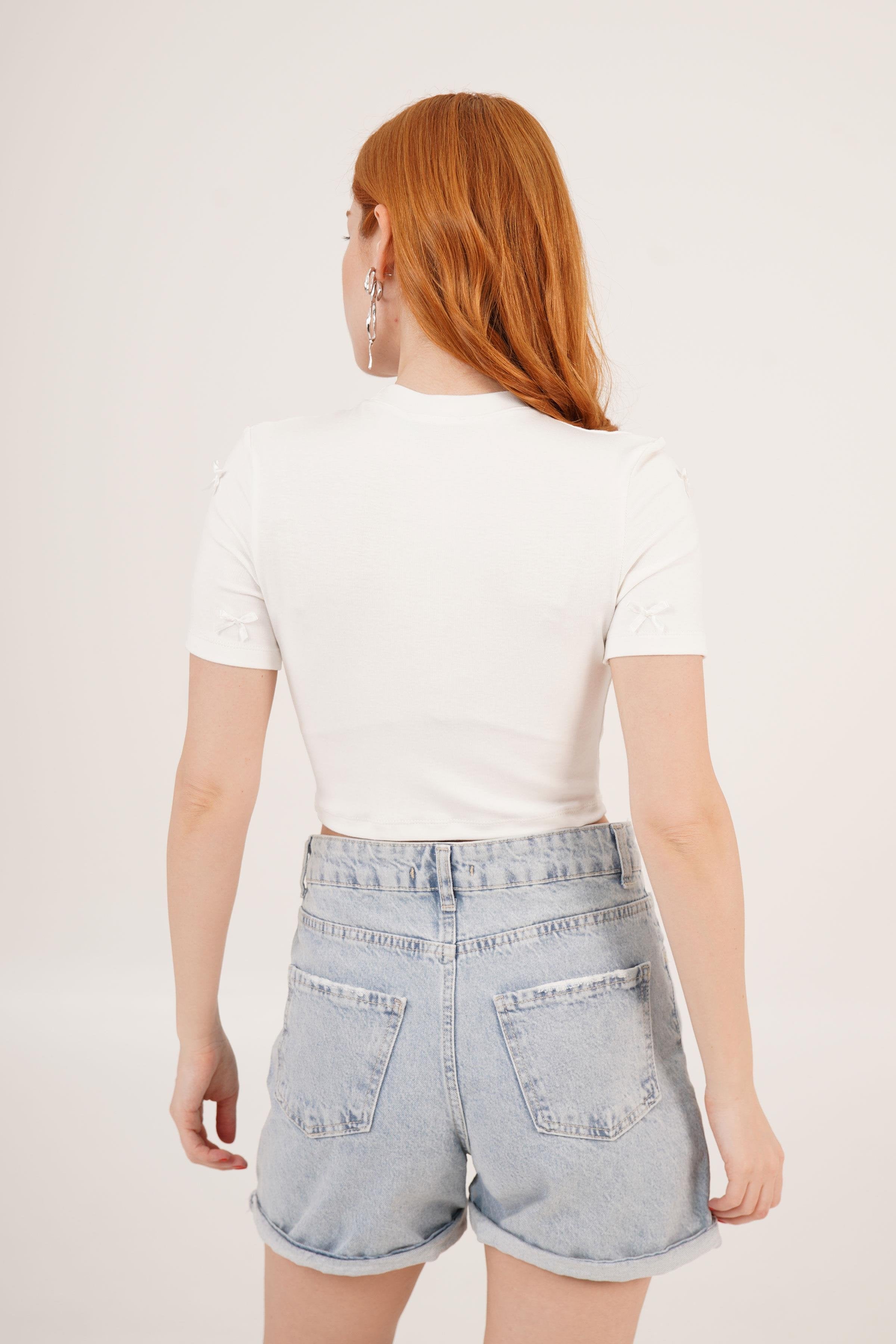 Fiyonklu Detaylı Beyaz Toptan Crop Tişört
