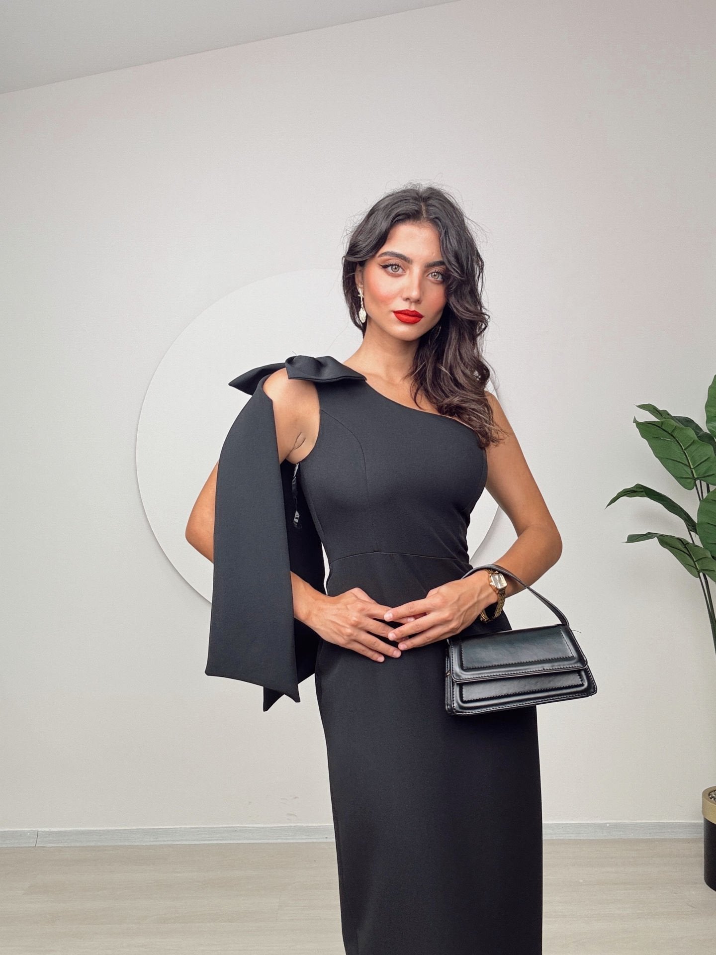 2136 TEK OMUZ FİYONKLU ELBİSE