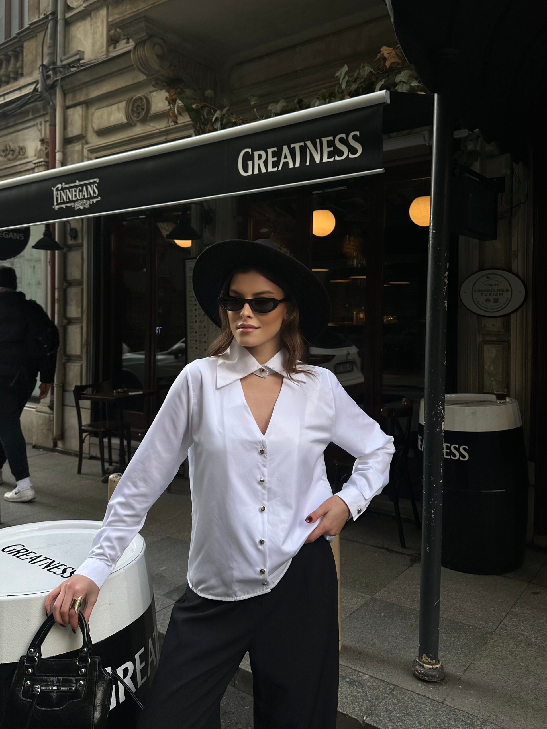 Kraliçe Yaka Gömlek 2500