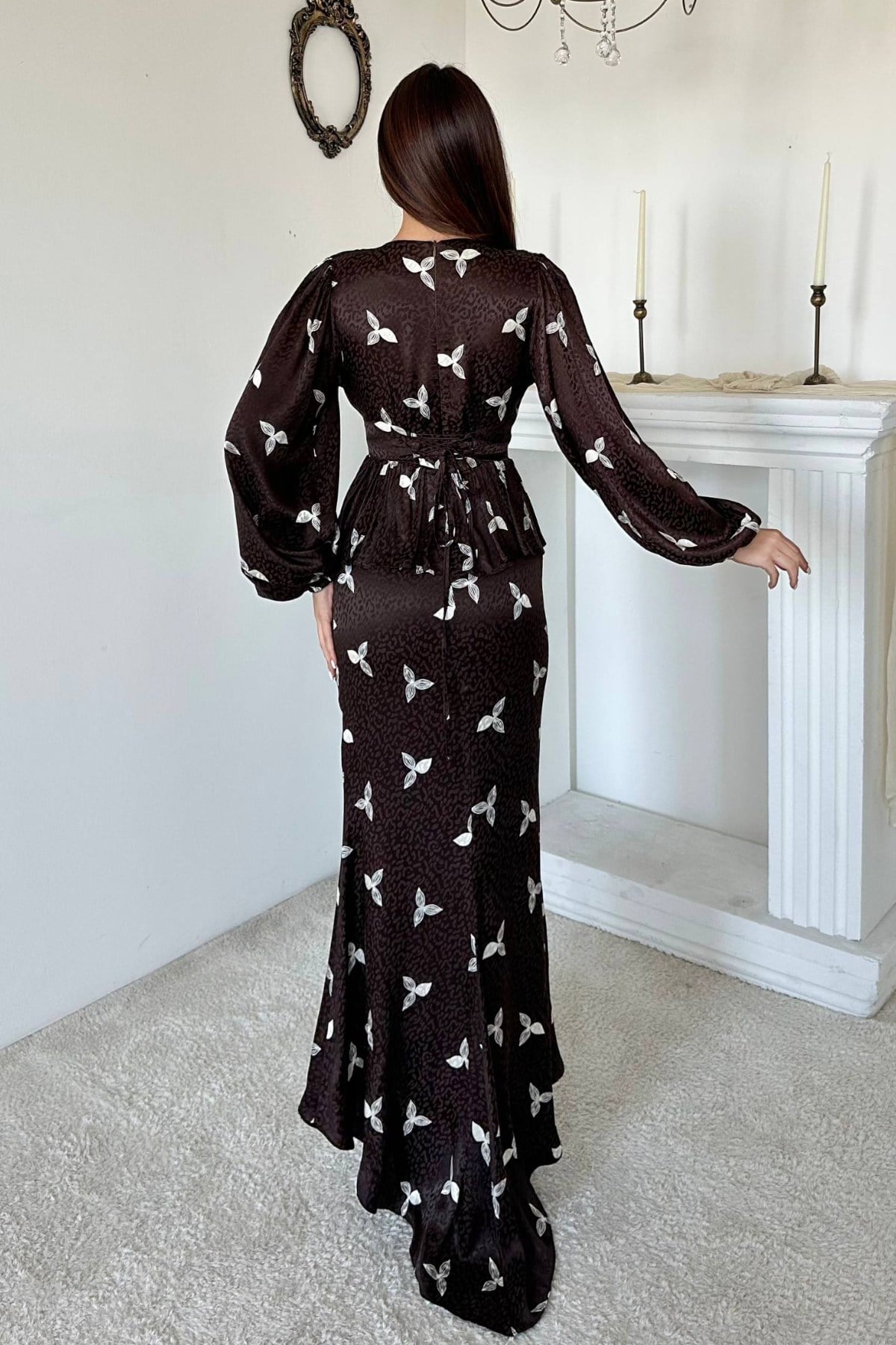 Kahverengi Arkası Bağcıklı Önü Volanlı Elbise