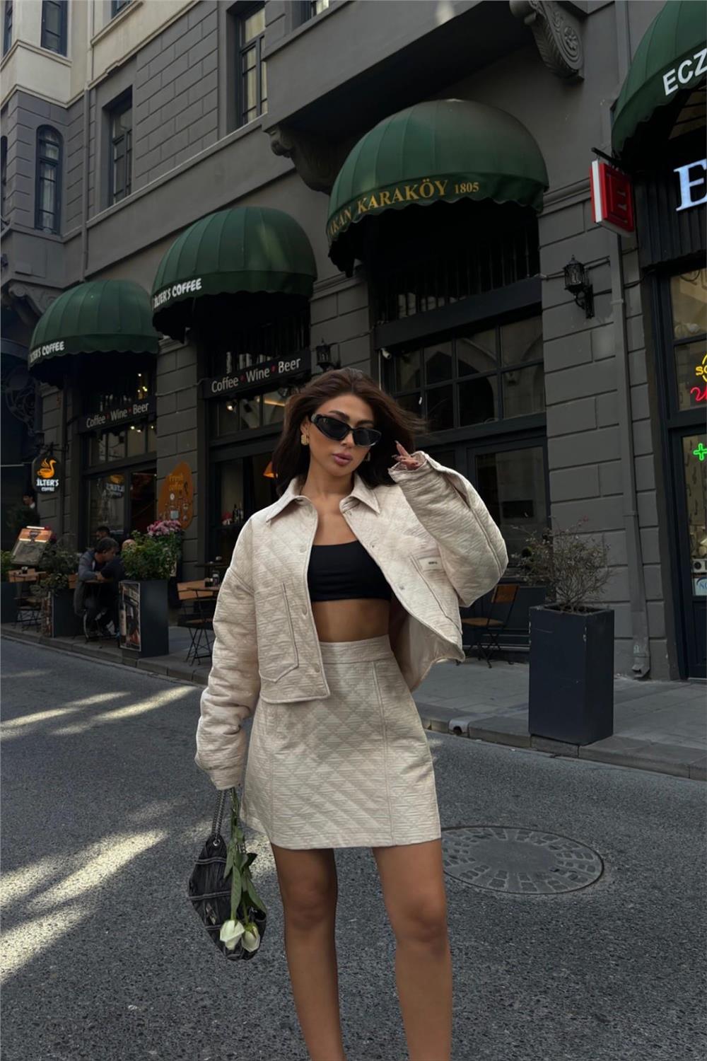 KAPİTONE CROP CEKET - ETEK TAKIM ARMA DETAYLI - Bej