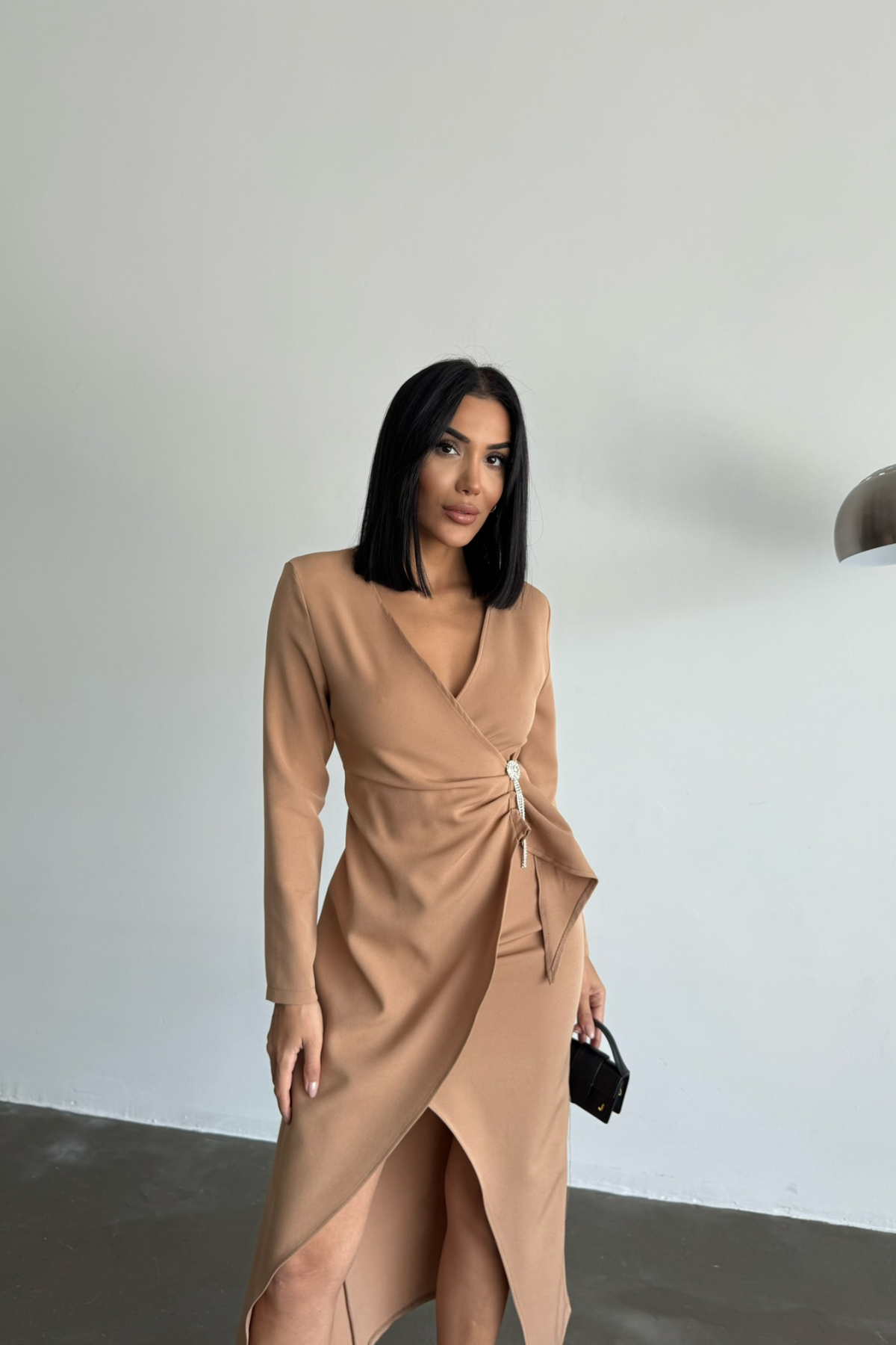 KRUVAZE BROŞ DETAYLI ELBİSE - bej