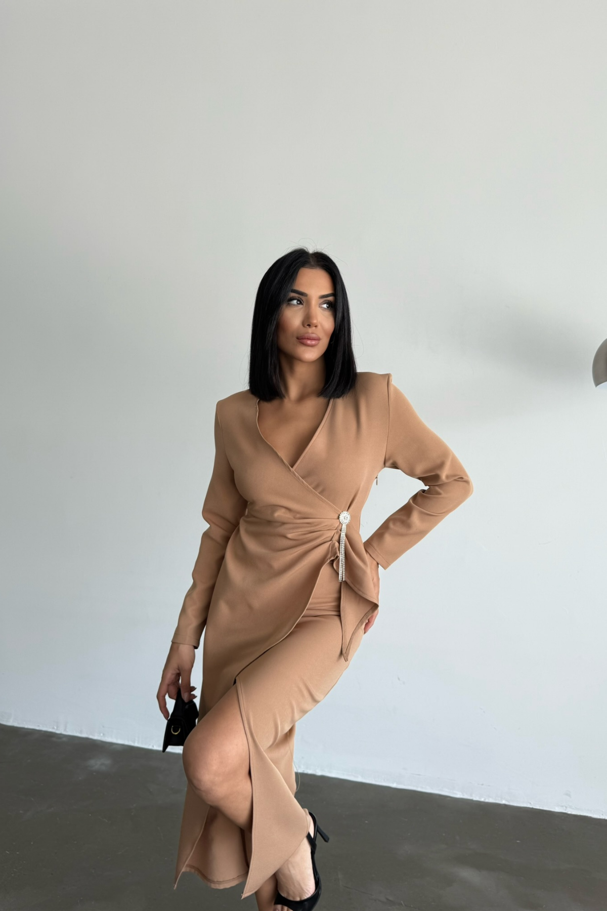KRUVAZE BROŞ DETAYLI ELBİSE - bej