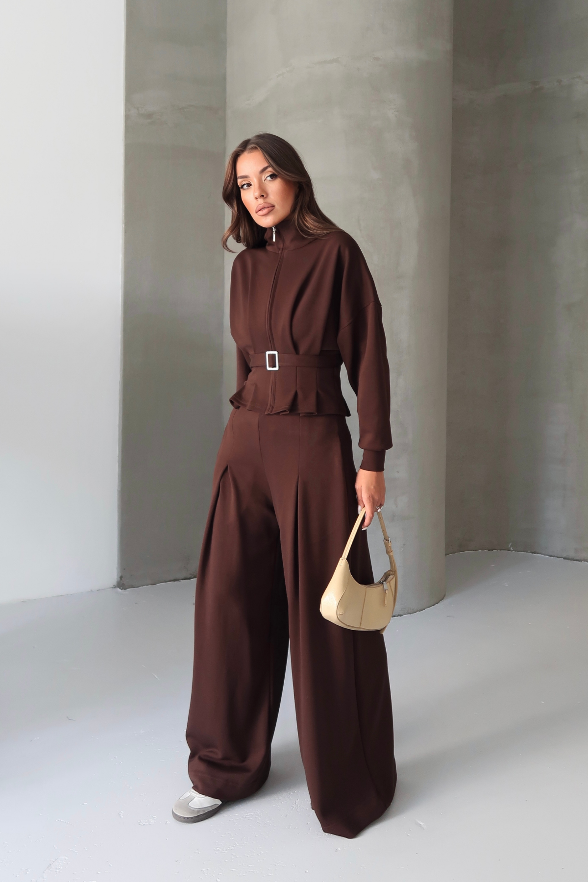 MODAL TAKIM PİLELİ SALAŞ PANTOLON - BELİ KEMERLİ FERMUARLI BLUZ - Kahverengi