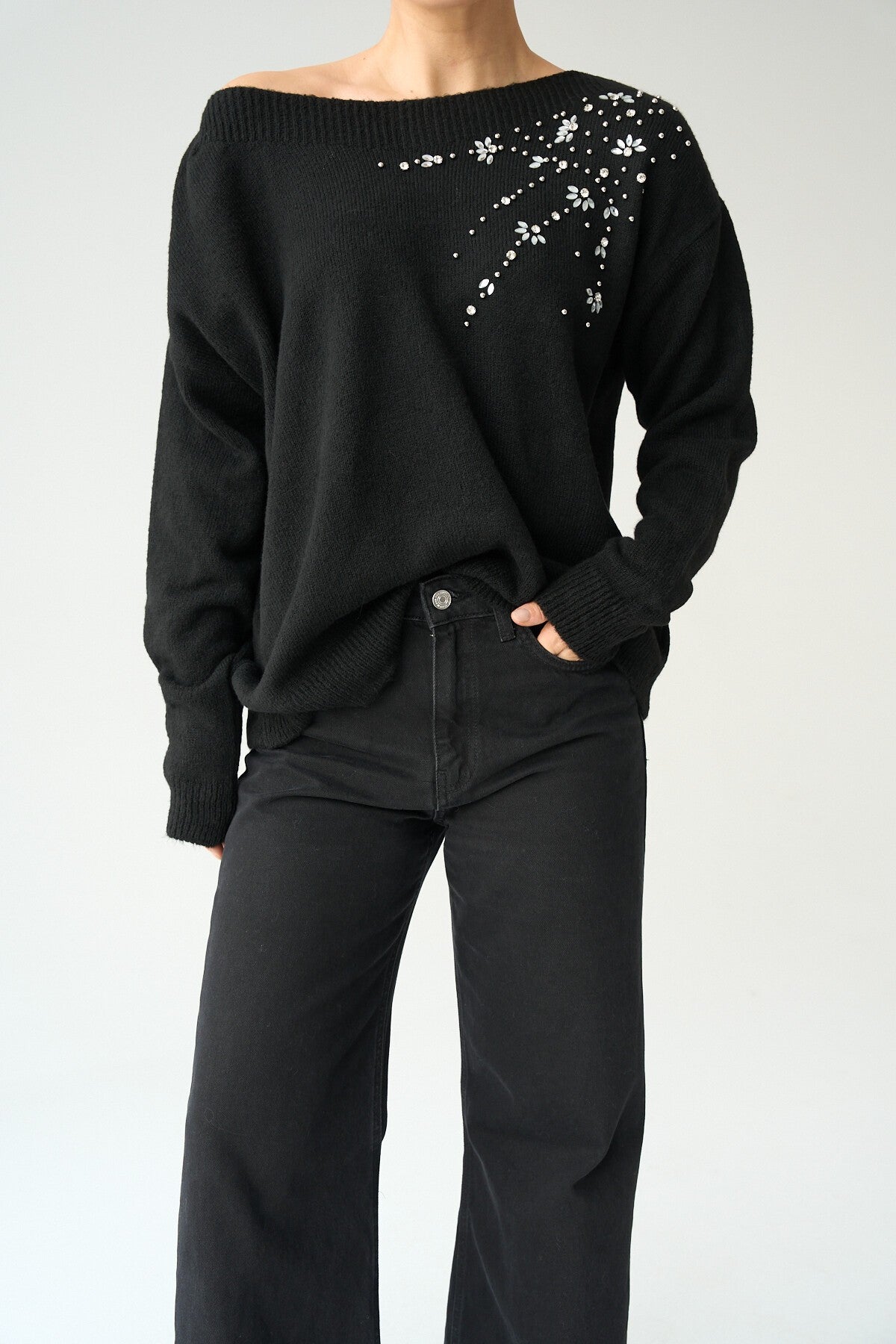 Siyah Omzundan Taşlı Kazak