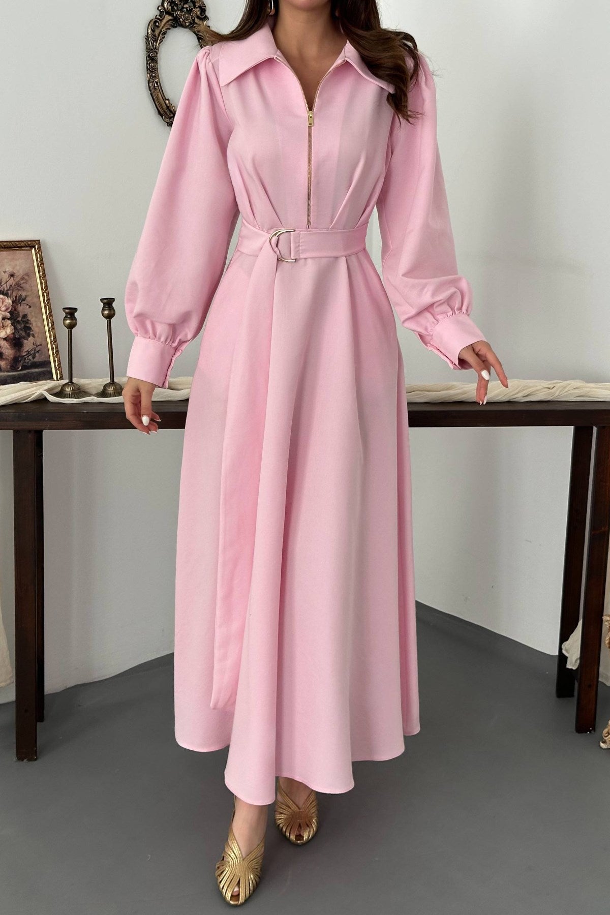 Pembe Pileli Önden Fermuarlı Elbise