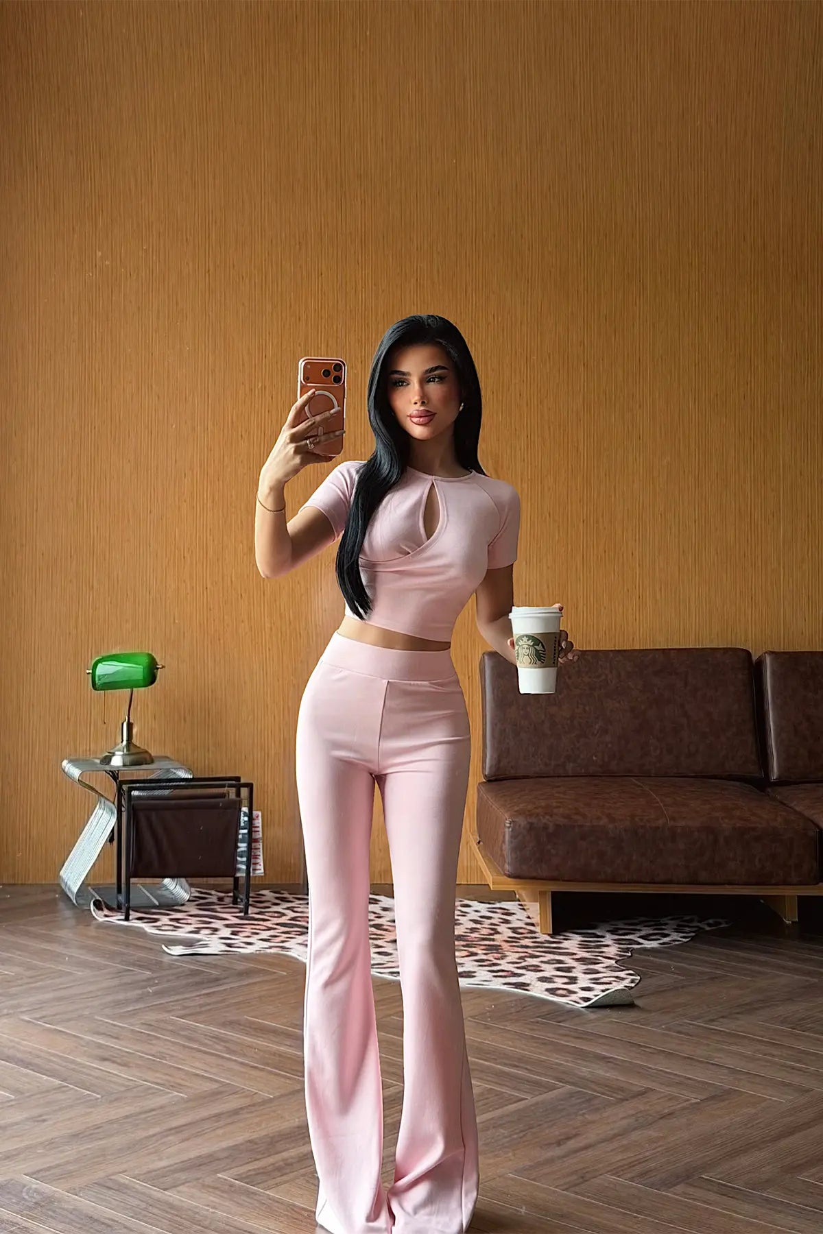 Pembe Pantolonlu Takım