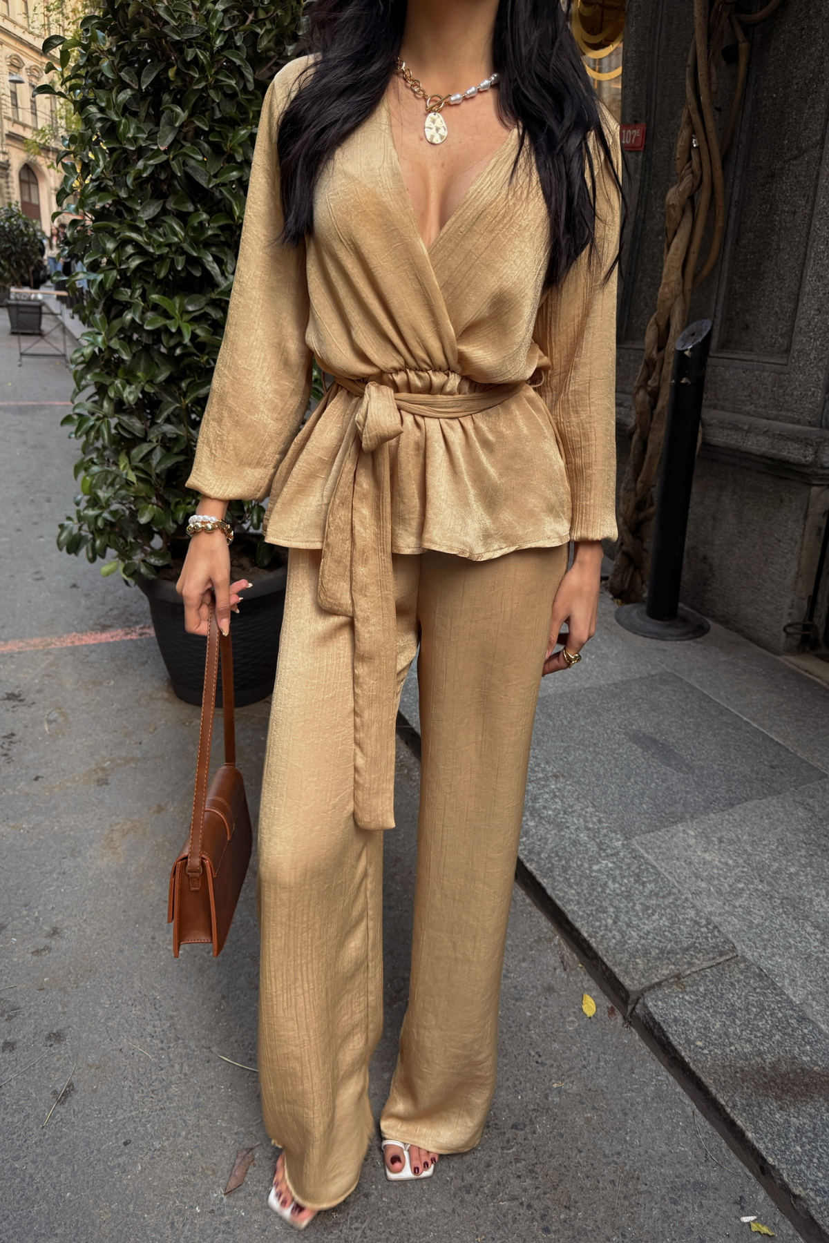 SATEN KRUVAZE BAĞLAMALI BLUZ- PANTOLON TAKIM - Bej