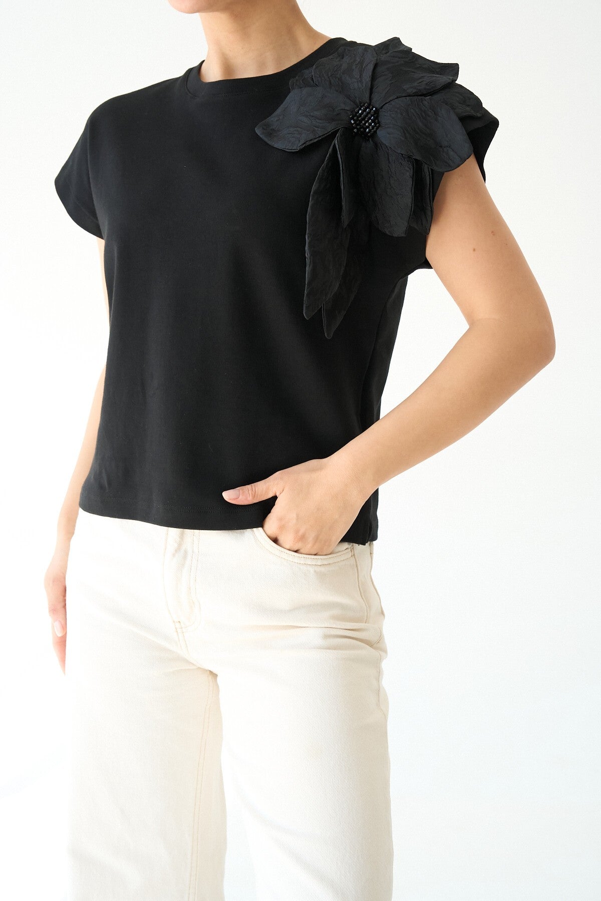Siyah Kolsuz Çiçekli T-Shirt