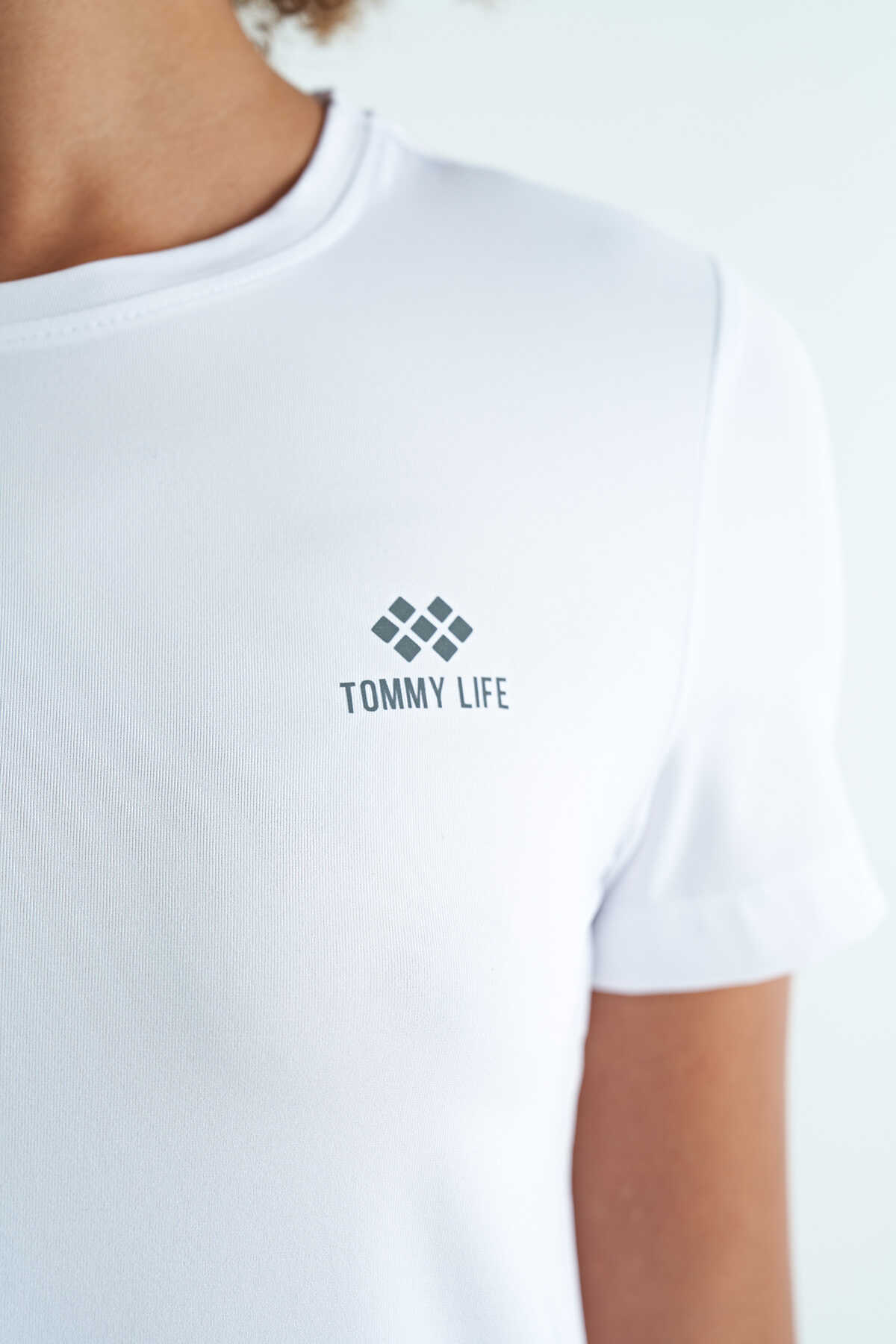 Tommylife Wholesale Black Back Slit Detail Crew Neck Short Sleeve Standard Fit Women's T-Shirt - 97267