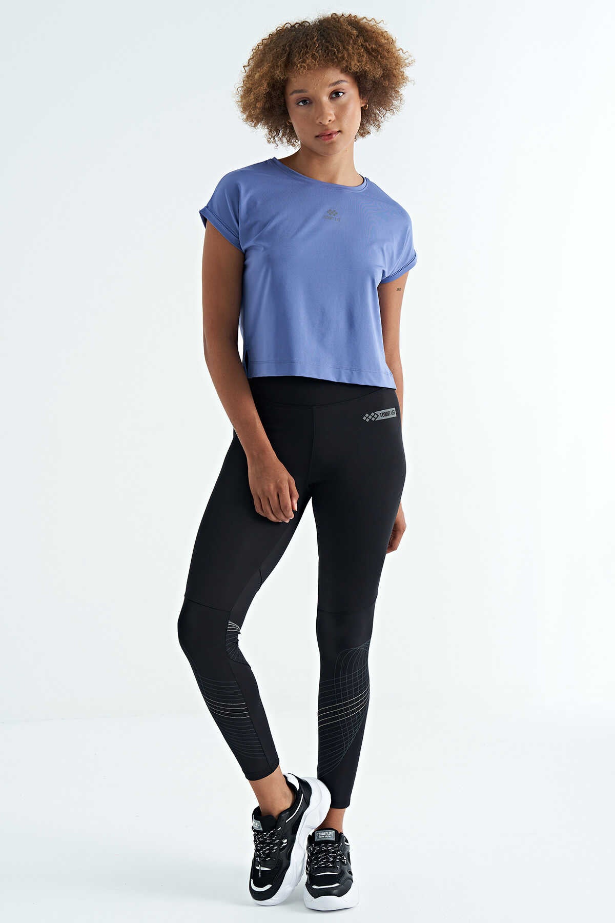Tommylife Toptan Siyah Logo Baskılı O Yaka Düşük Kol Oversize Kadın Crop T-Shirt - 97262