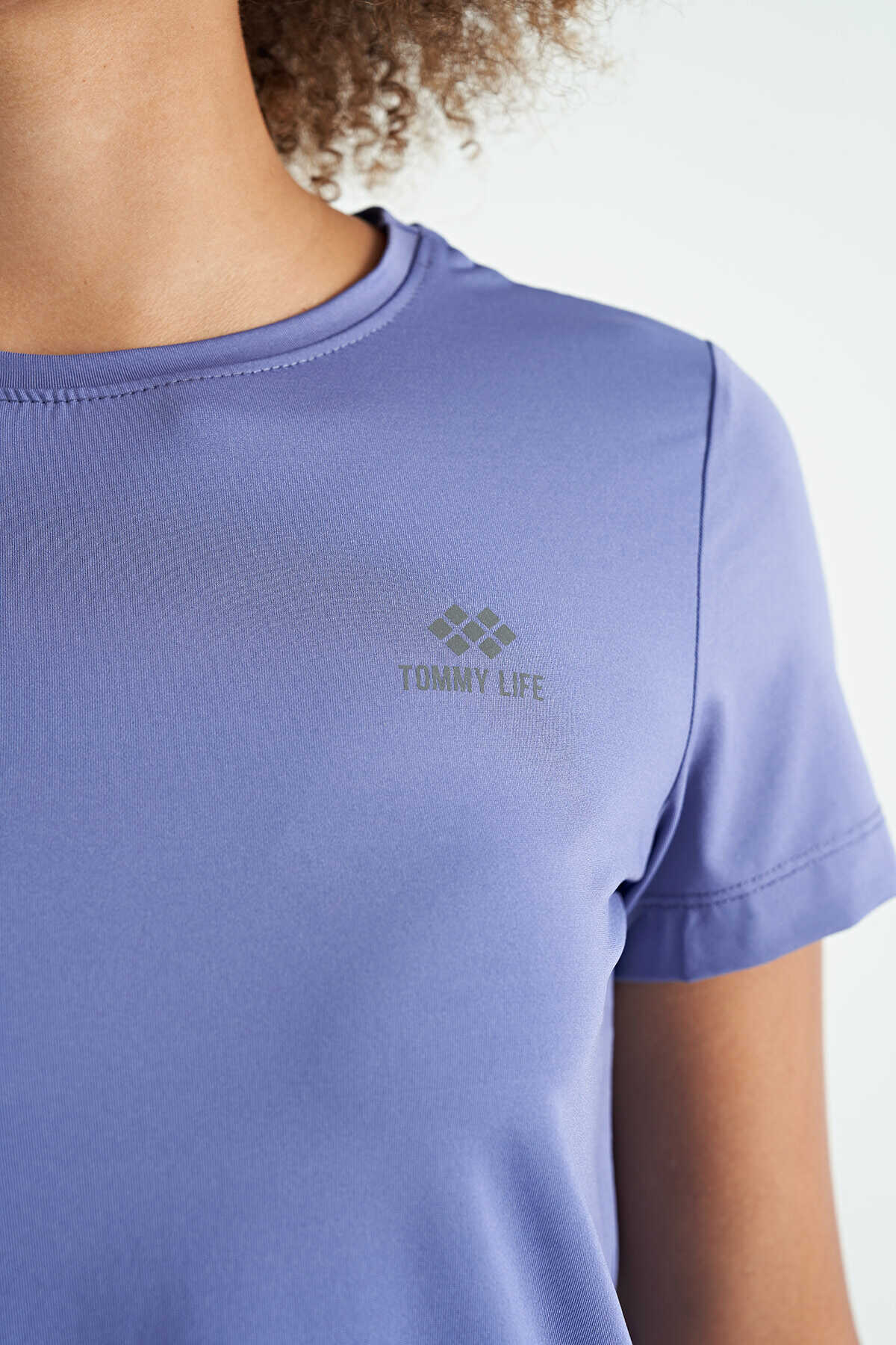 Tommylife Wholesale Black Back Slit Detail Crew Neck Short Sleeve Standard Fit Women's T-Shirt - 97267