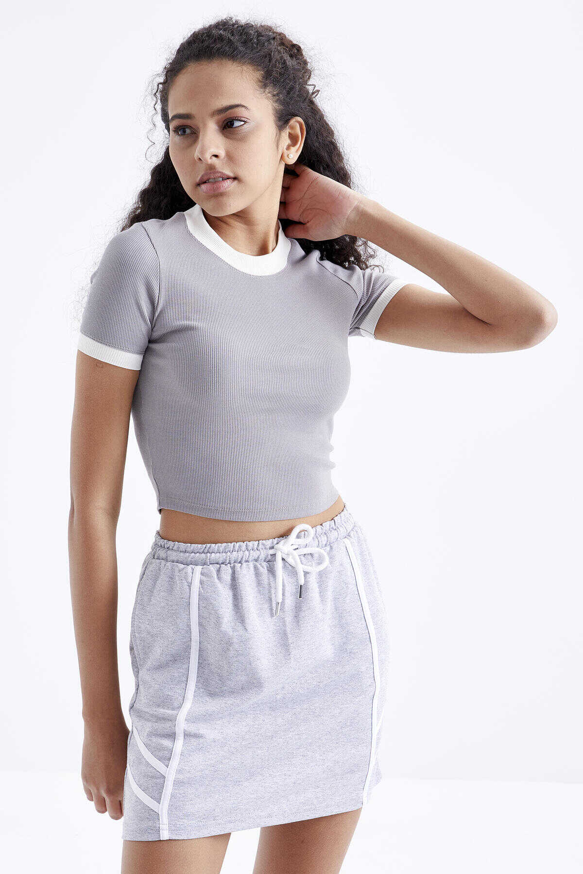 Tommylife Toptan Siyah Basic Kol Detaylı O Yaka Kadın Crop Top T-Shirt - 97200
