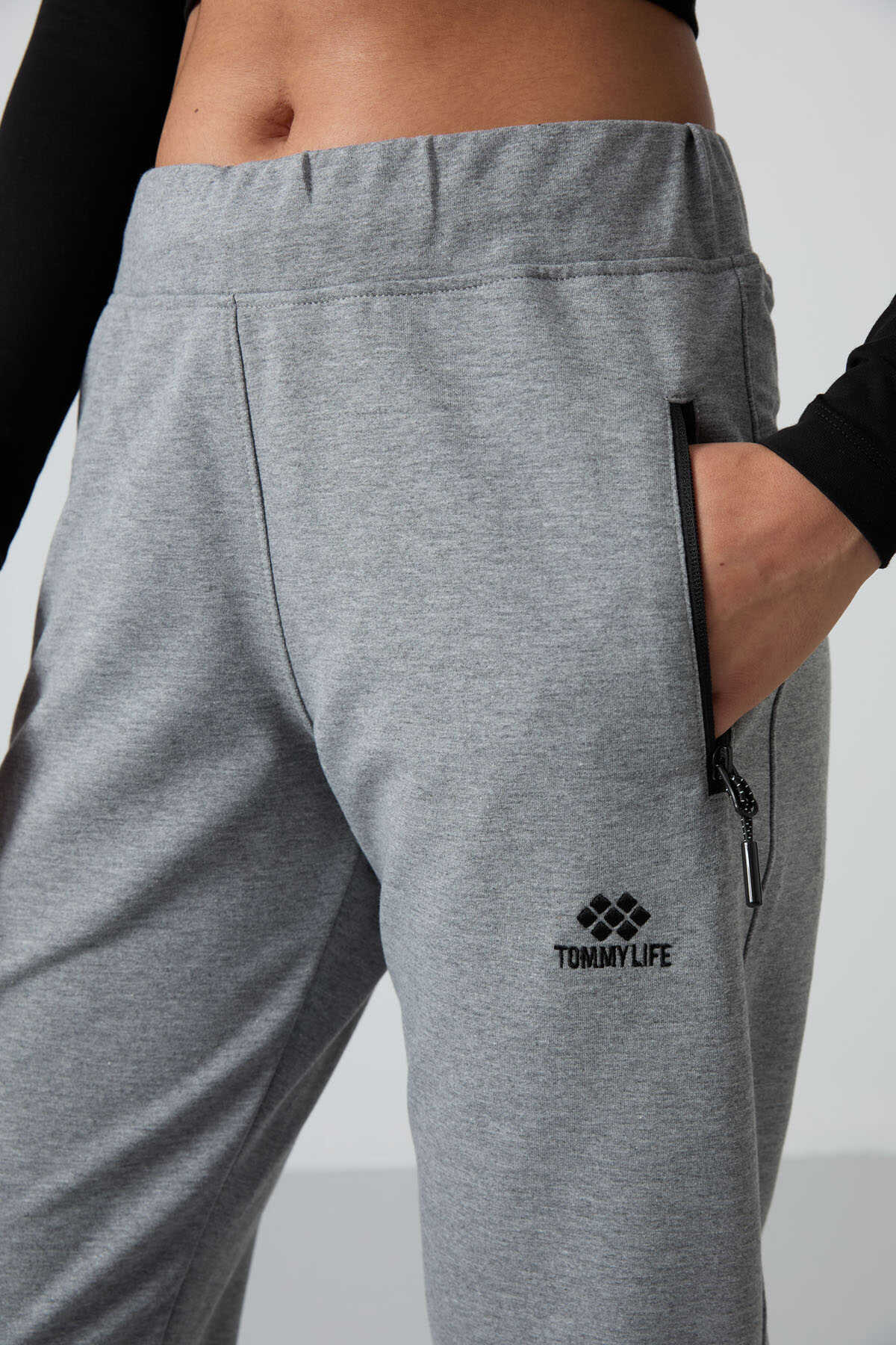 Tommylife Wholesale Black Zipper Pocket Comfortable Fit Classic Leg Women's Sweatpants - 94195