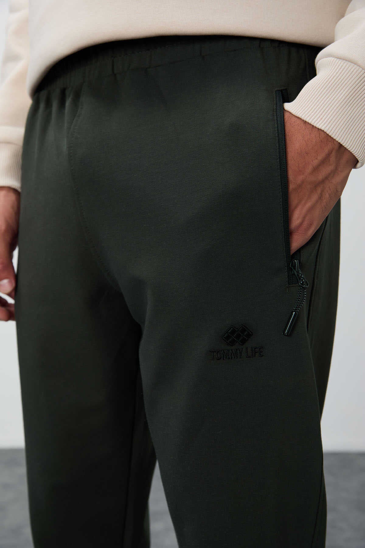 Tommylife Toptan Siyah Fermuar Cepli Standart Kalıp Jogger Erkek Eşofman Alt - 84651