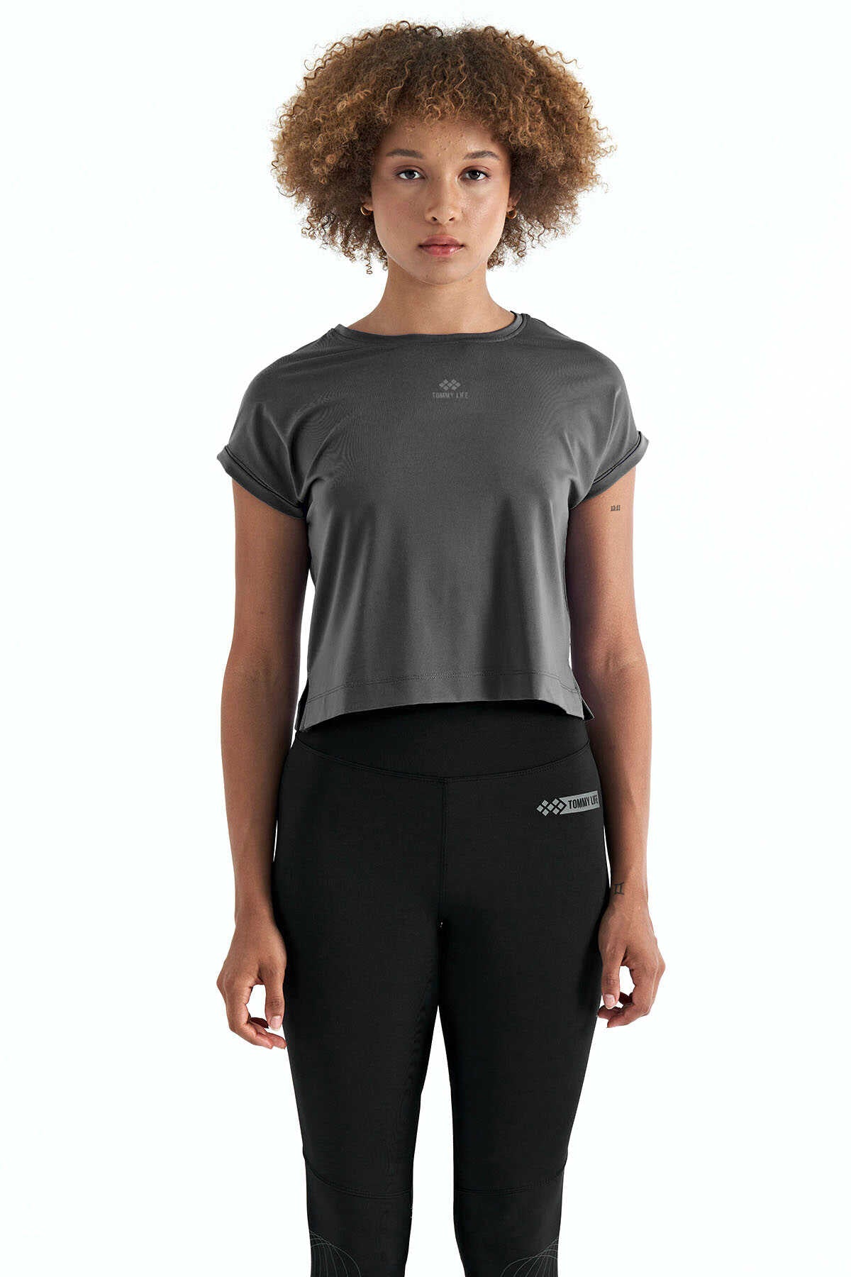 Tommylife Toptan Siyah Logo Baskılı O Yaka Düşük Kol Oversize Kadın Crop T-Shirt - 97262