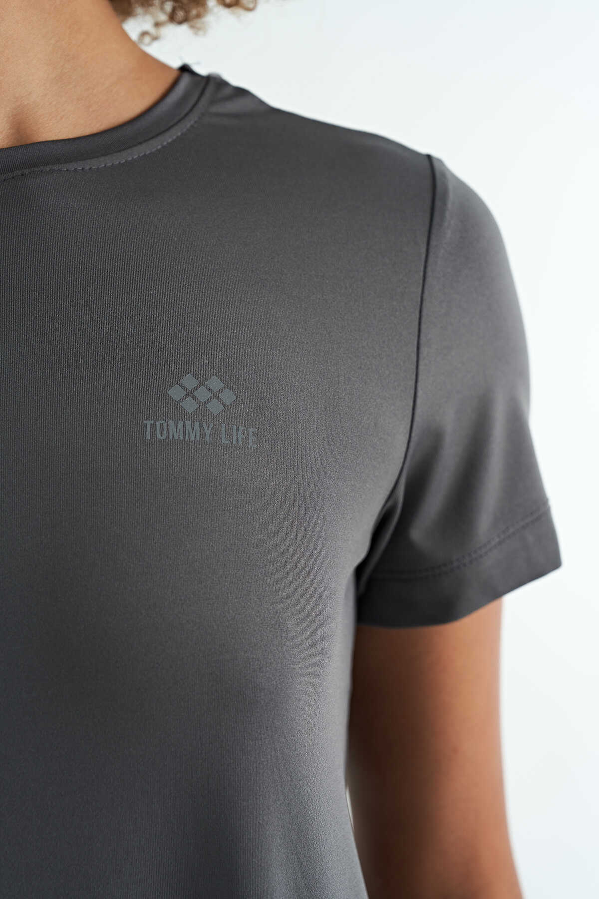Tommylife Wholesale Black Back Slit Detail Crew Neck Short Sleeve Standard Fit Women's T-Shirt - 97267