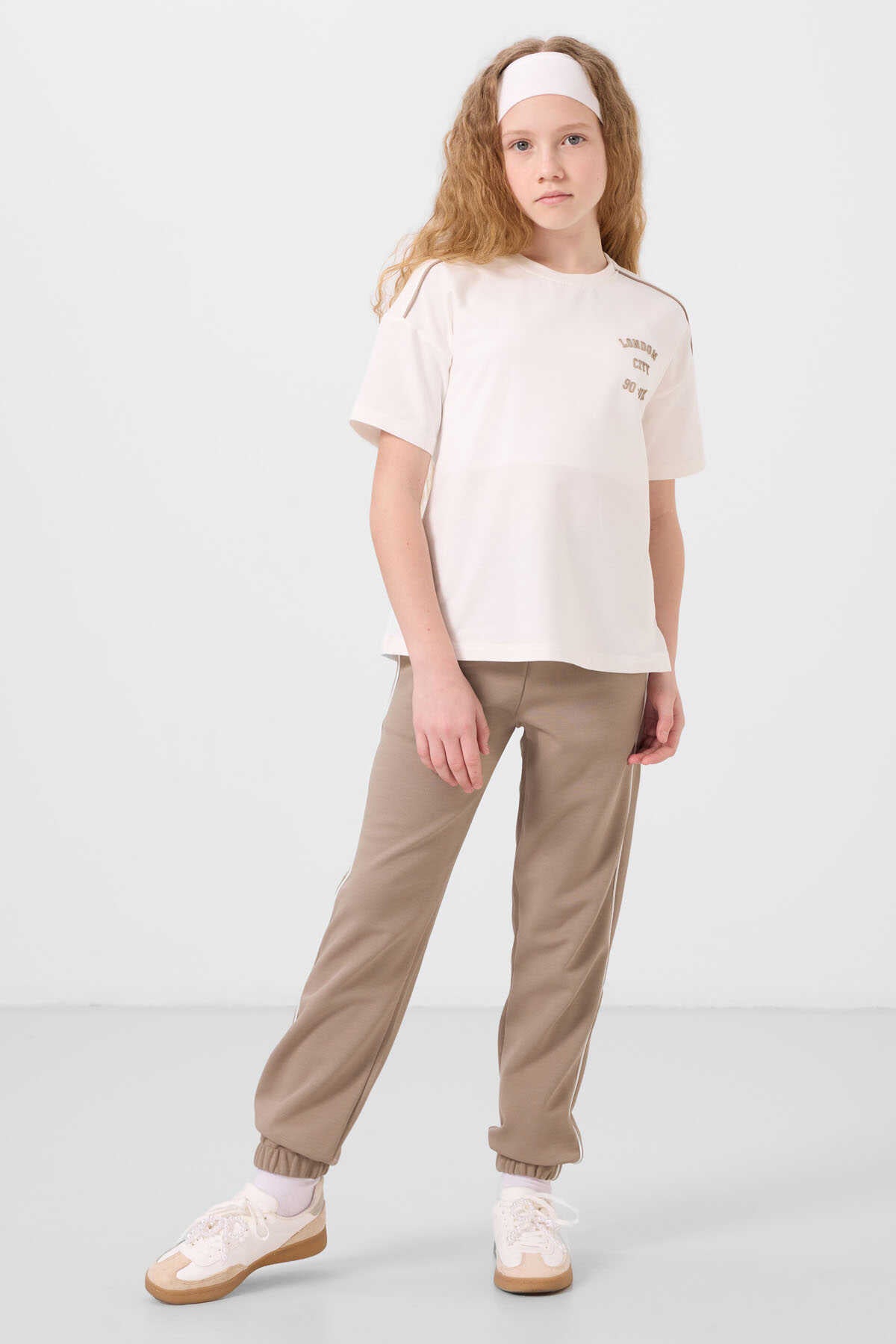 Tommylife Toptan O Yaka Baskılı Lastik Paçalı Standart Fit Kız Çocuk Eşofman Takım 75186 Ekru Fiesta