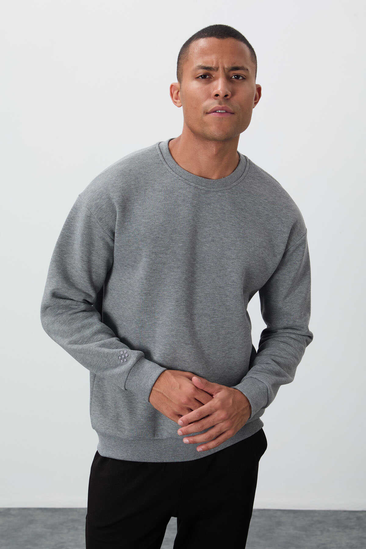 Tommylife Wholesale Crew Neck Relaxed Fit Basic Men's Sweatshirt 88418 Black