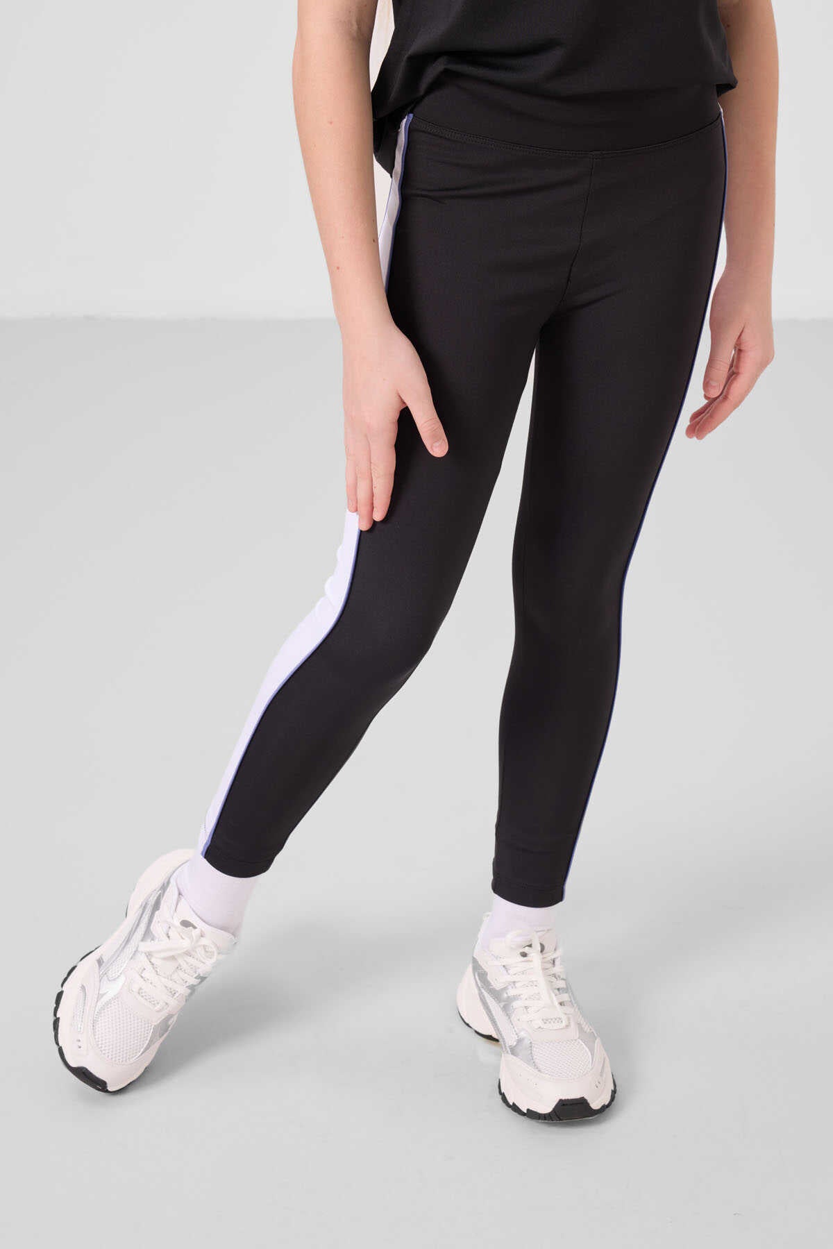 Tommylife Toptan O Yaka Yan Şerit Detaylı Standart Fit Performans Kız Çocuk Tayt Takım 75191 Beyaz Siyah