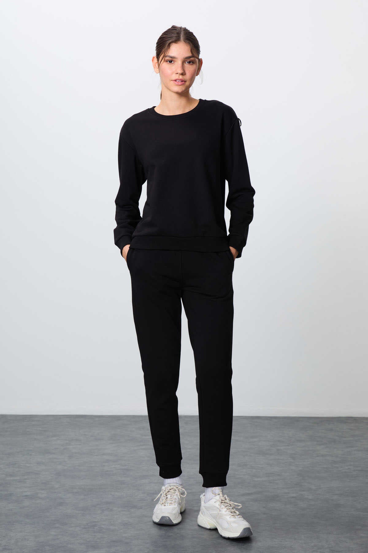 Tommylife Wholesale Oversize Crew Neck Jogger Women's Tracksuit Set 95341 Black
