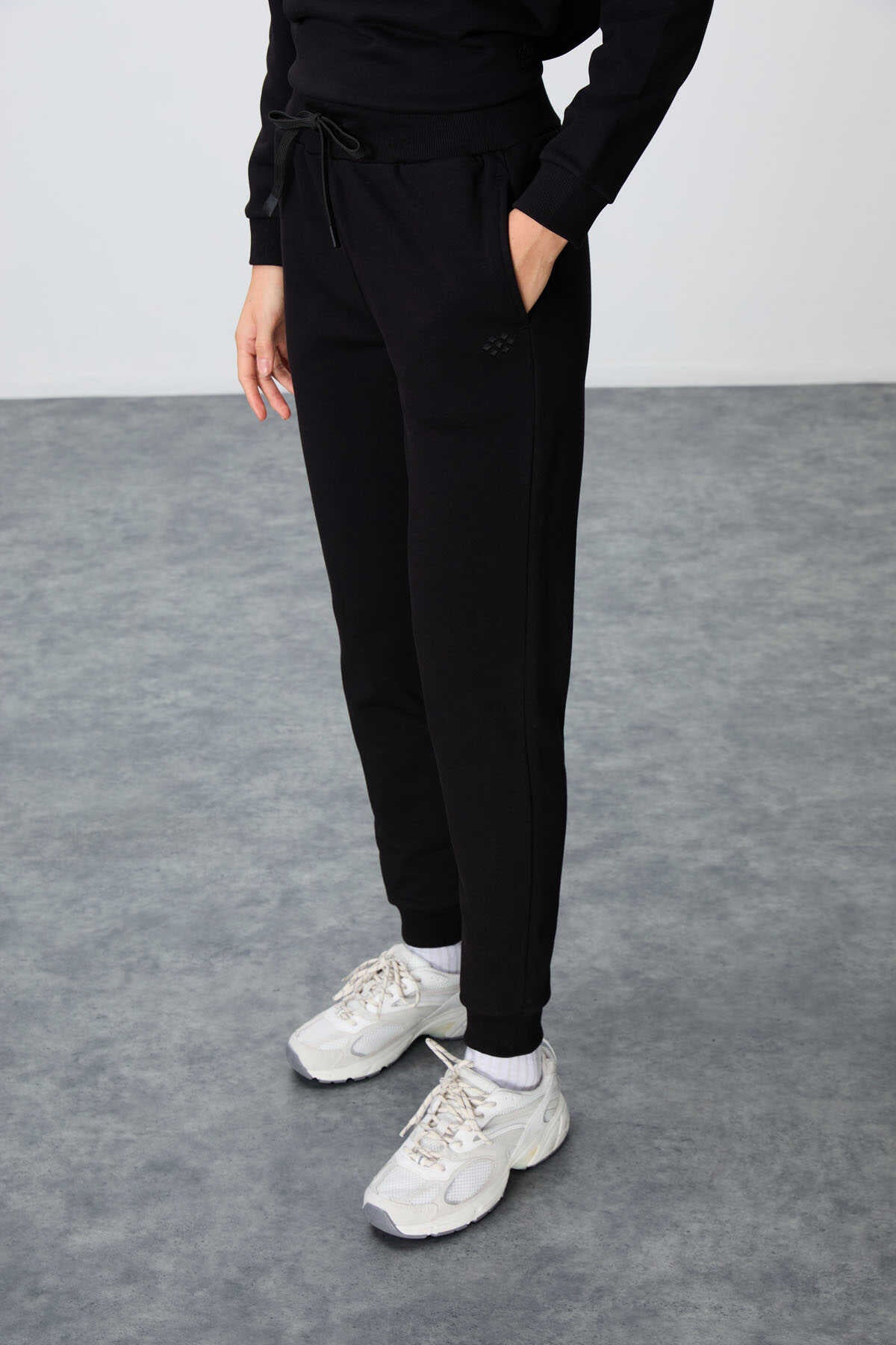 Tommylife Wholesale Oversize Crew Neck Jogger Women's Tracksuit Set 95341 Black