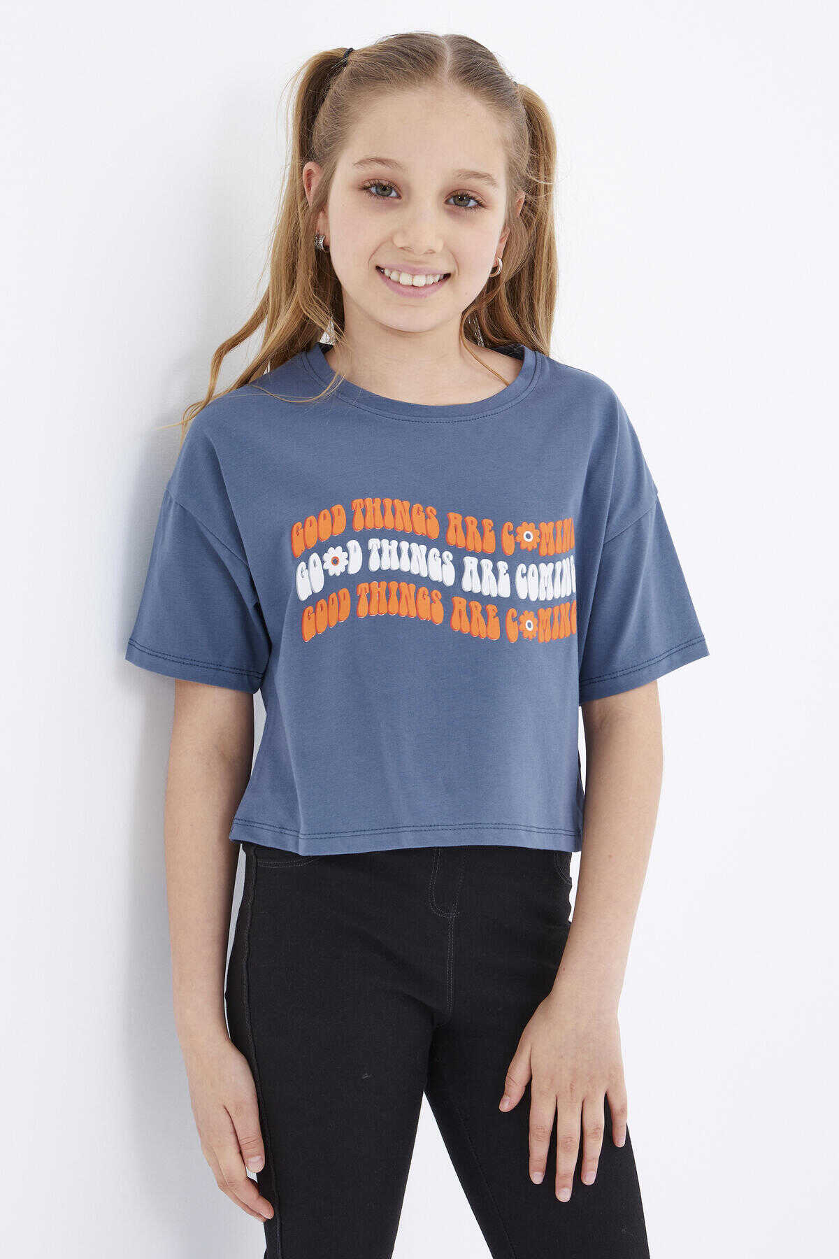 Tommylife Toptan Petrol Oversize Renkli Yazı Baskılı Düşük Omuz O Yaka Kız Çocuk Crop T-Shirt  - 75038