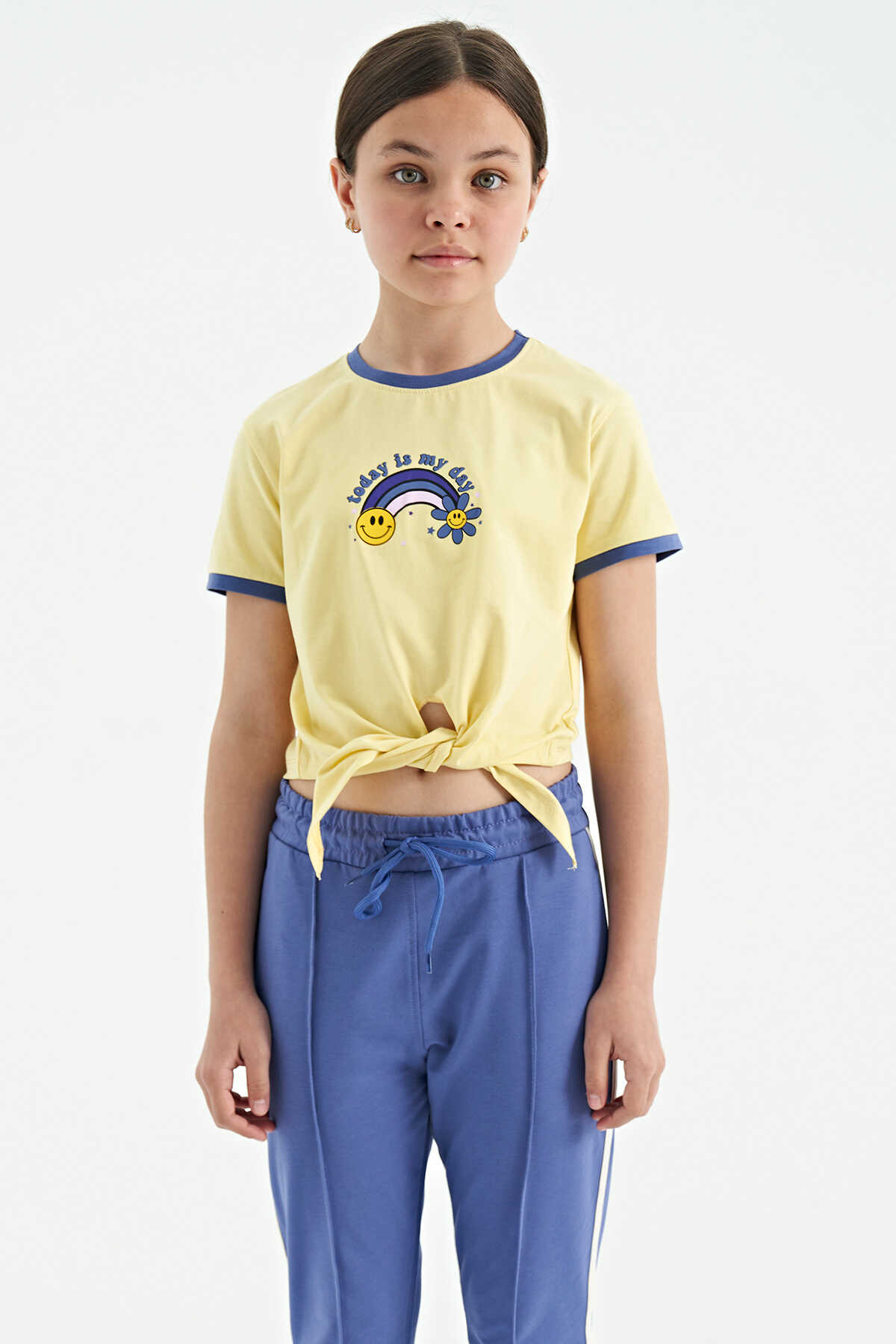 Tommylife Toptan Beyaz Baskı Detaylı O Yaka Çok Renkli Bağlama Detaylı Kız Çocuk T-Shirt - 75113