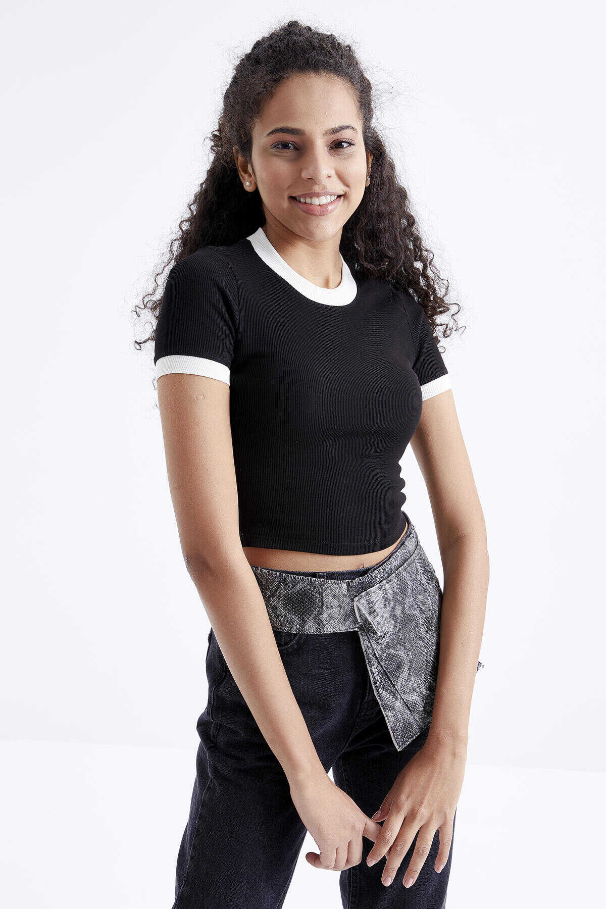 Tommylife Toptan Siyah Basic Kol Detaylı O Yaka Kadın Crop Top T-Shirt - 97200