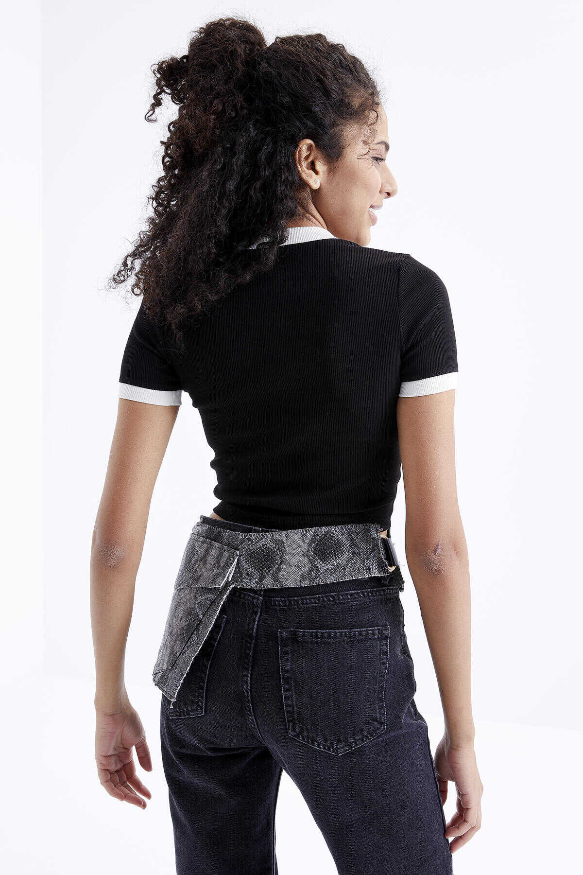 Tommylife Toptan Siyah Basic Kol Detaylı O Yaka Kadın Crop Top T-Shirt - 97200