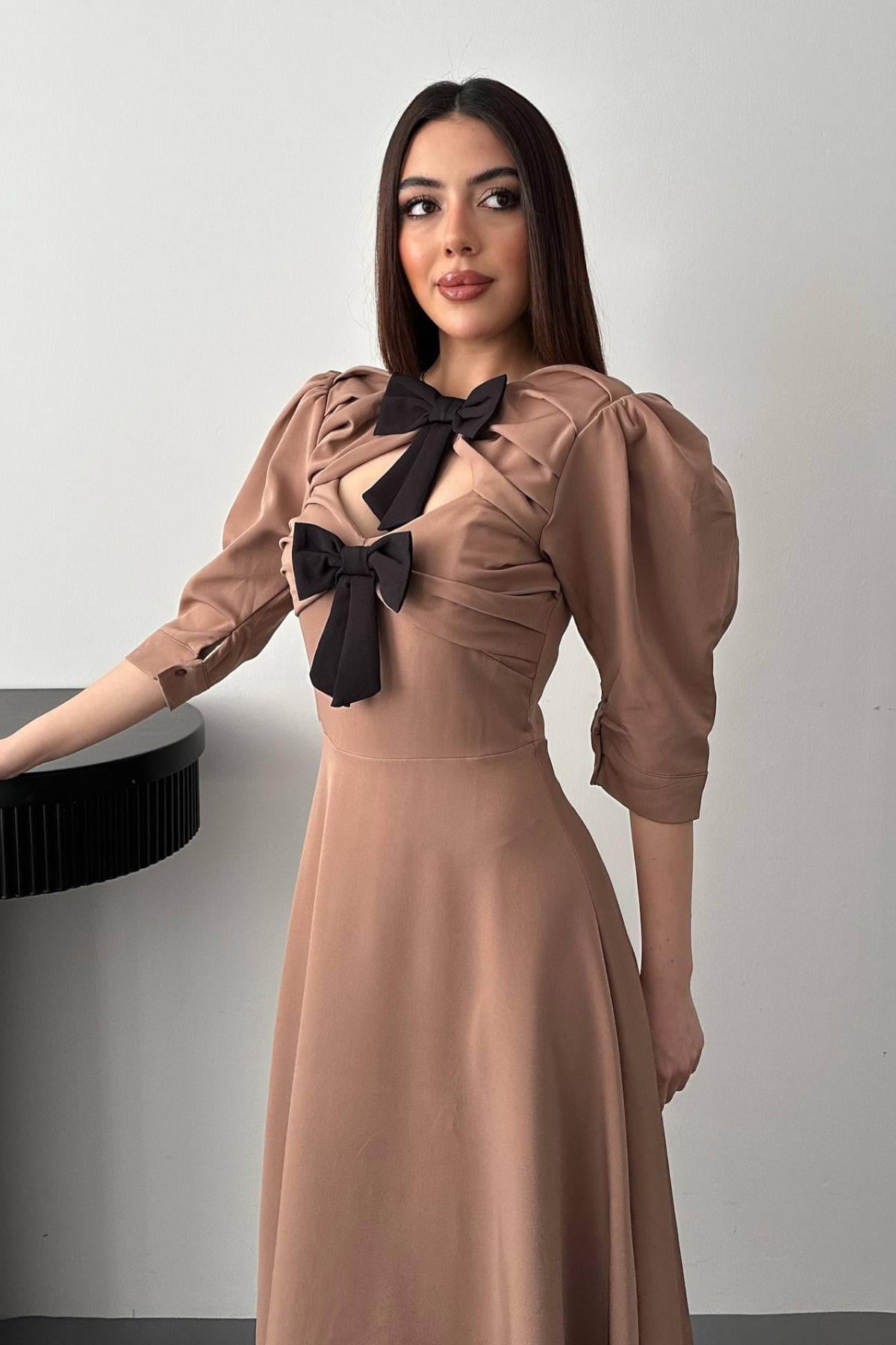 Camel Ön Dekolteli Fiyonk Garnili Uzun Elbise