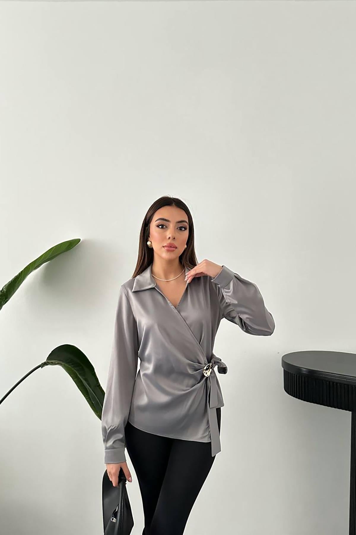 Toptan Gri Düğme Detaylı Saten Bluz
