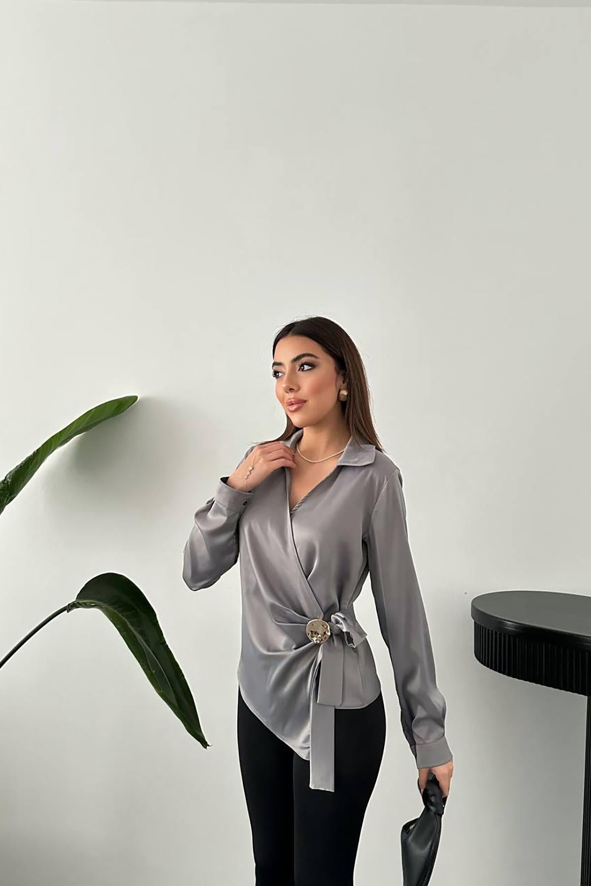 Toptan Gri Düğme Detaylı Saten Bluz Gri L