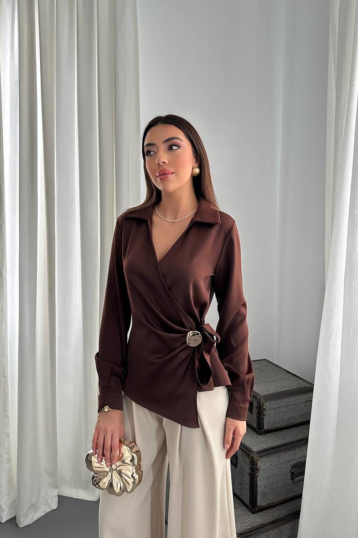 Toptan Kahverengi Düğme Detaylı Saten Bluz Kahverengi L
