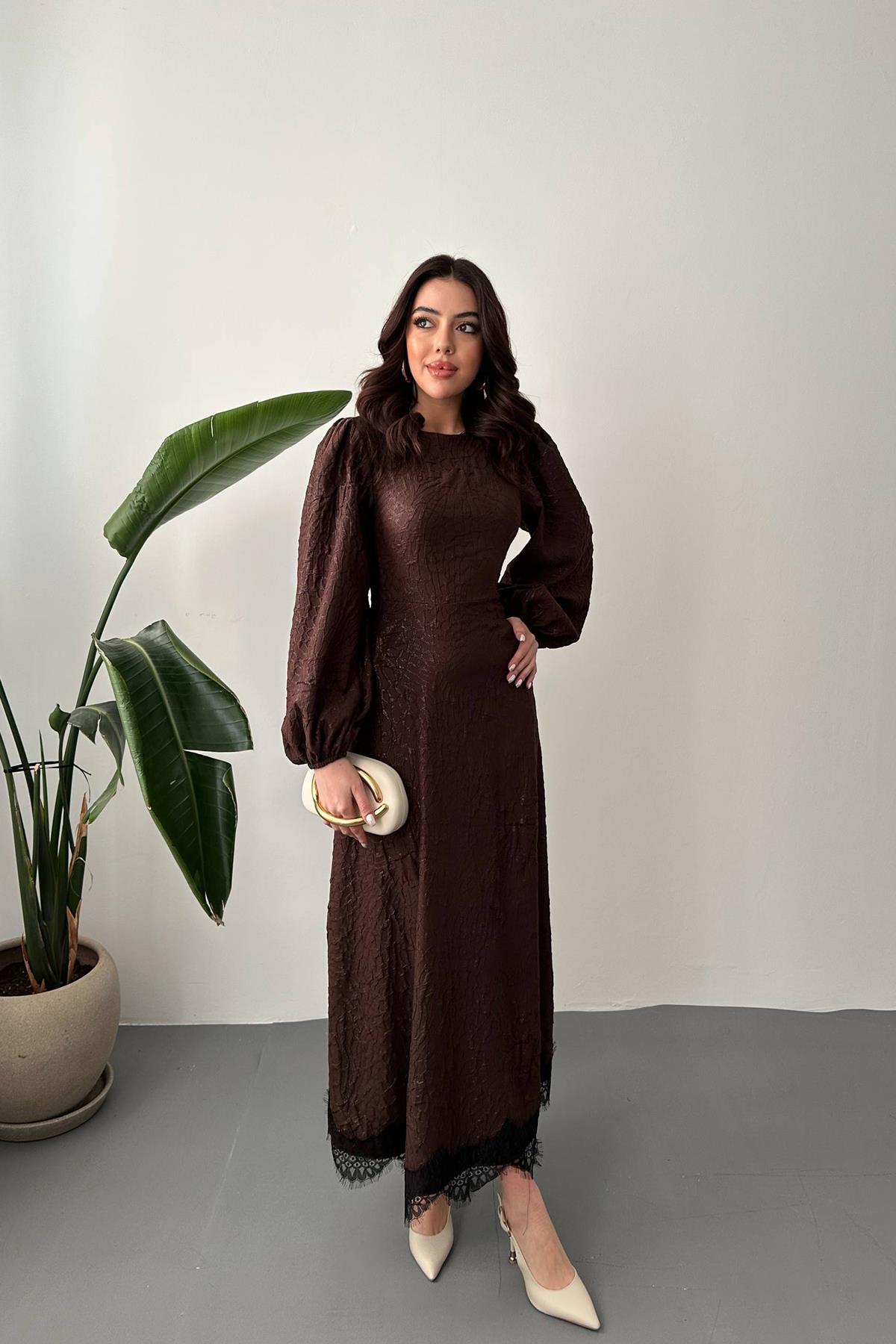 Toptan Kahverengi Kabartmalı Dantel Detaylı Kemerli Uzun Elbise Kahverengi L