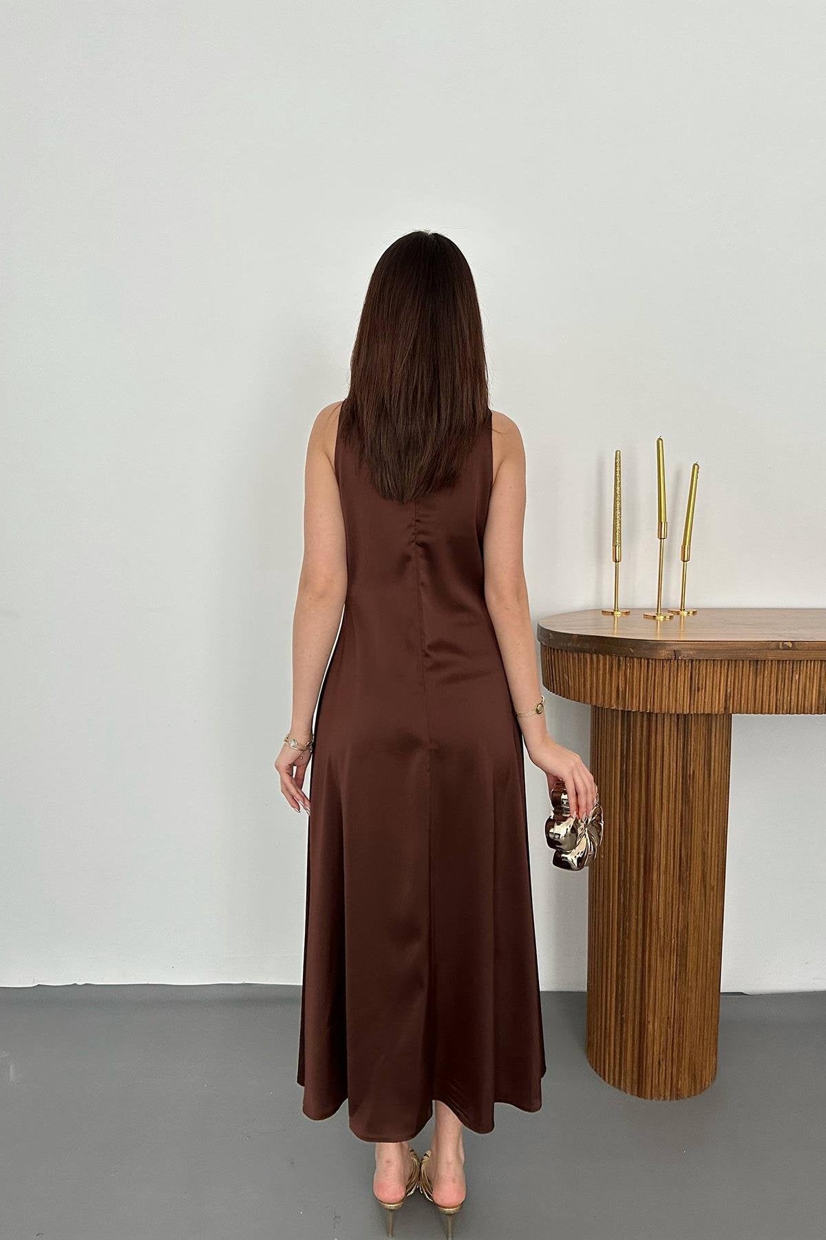 Toptan Kahverengi Saten Degaje Yaka Omuzlar Tokalı Elbise