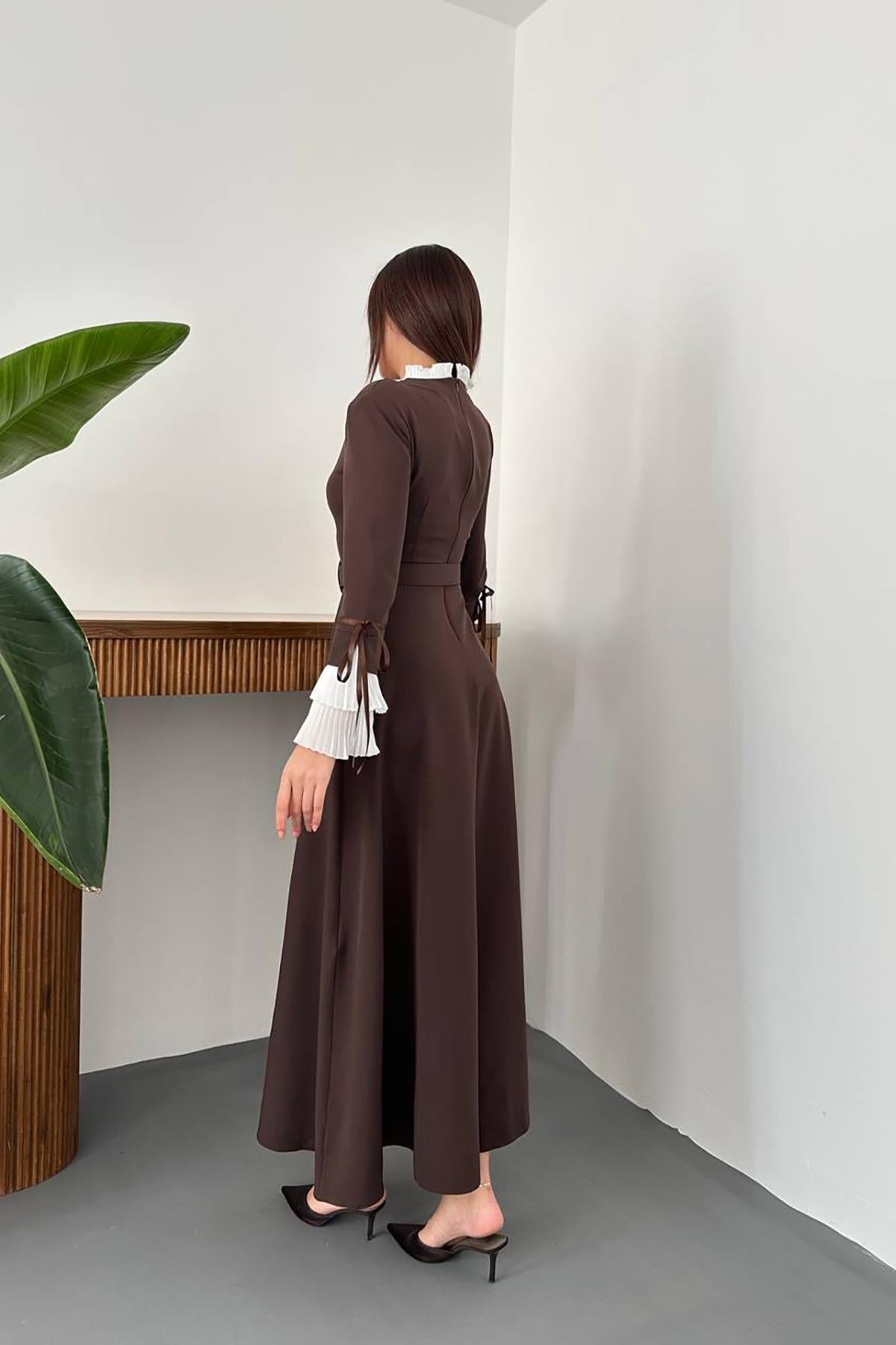 Toptan Kahverengi Yaka Ve Kollerı Pileli Elbise