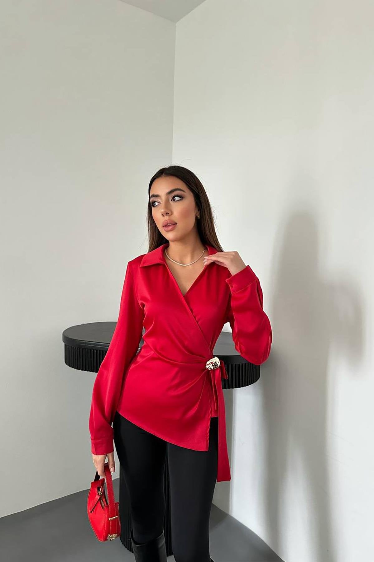 Toptan Kırmızı Düğme Detaylı Saten Bluz Kırmızı L