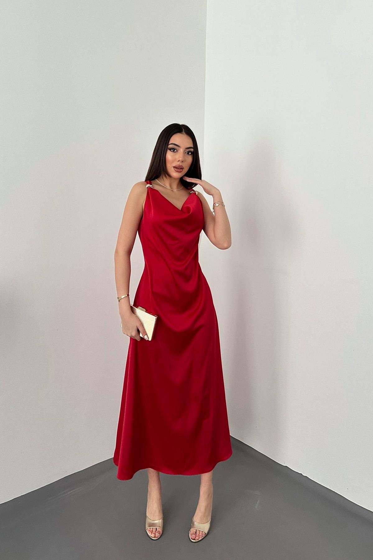 Toptan Kırmızı Saten Degaje Yaka Omuzlar Tokalı Elbise Kırmızı L