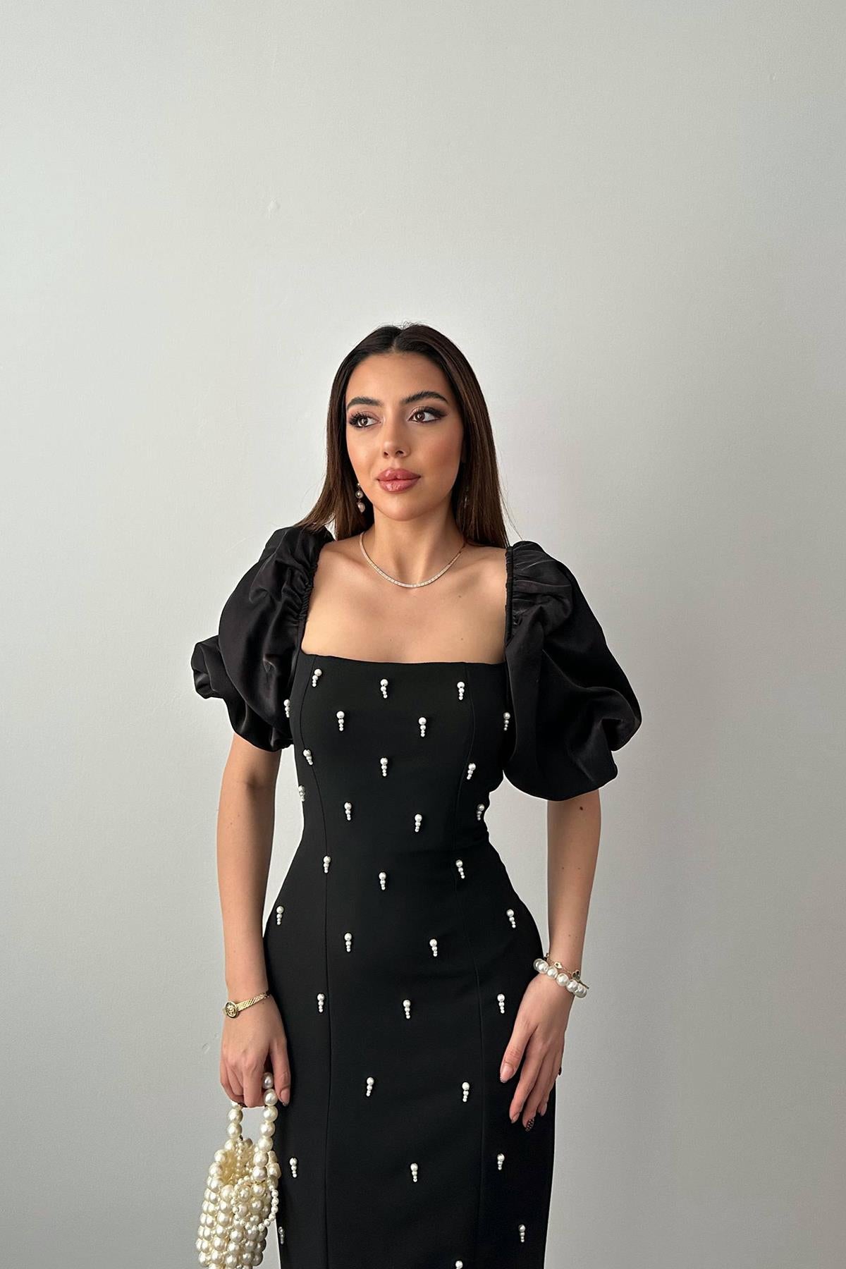 Siyah İşlemeli Kolu Garnili Elbise