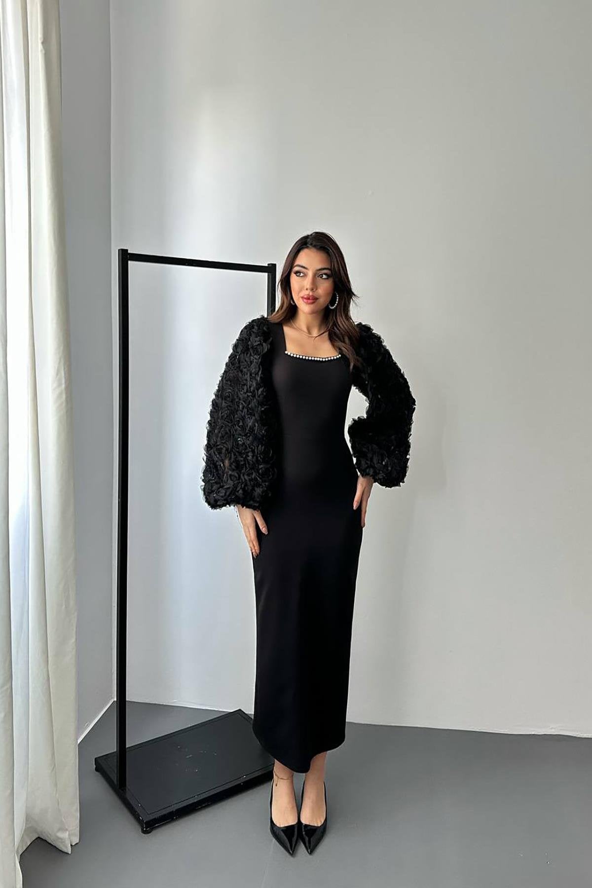 Toptan Siyah Kolları Çiçekli Atlas Elbise Siyah L