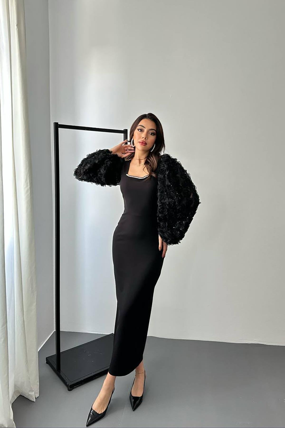 Toptan Siyah Kolları Çiçekli Atlas Elbise