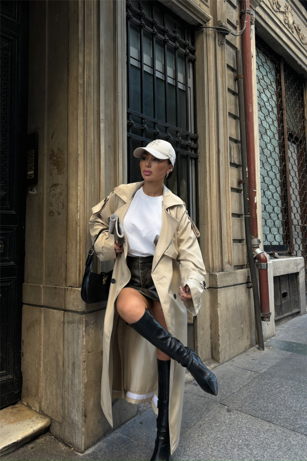 TRENCH YANDAN YIRTMAÇ DETAYLI - Bej