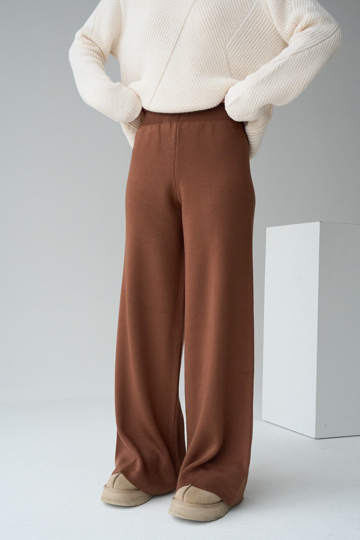 Milk Coffee Knit Trousers