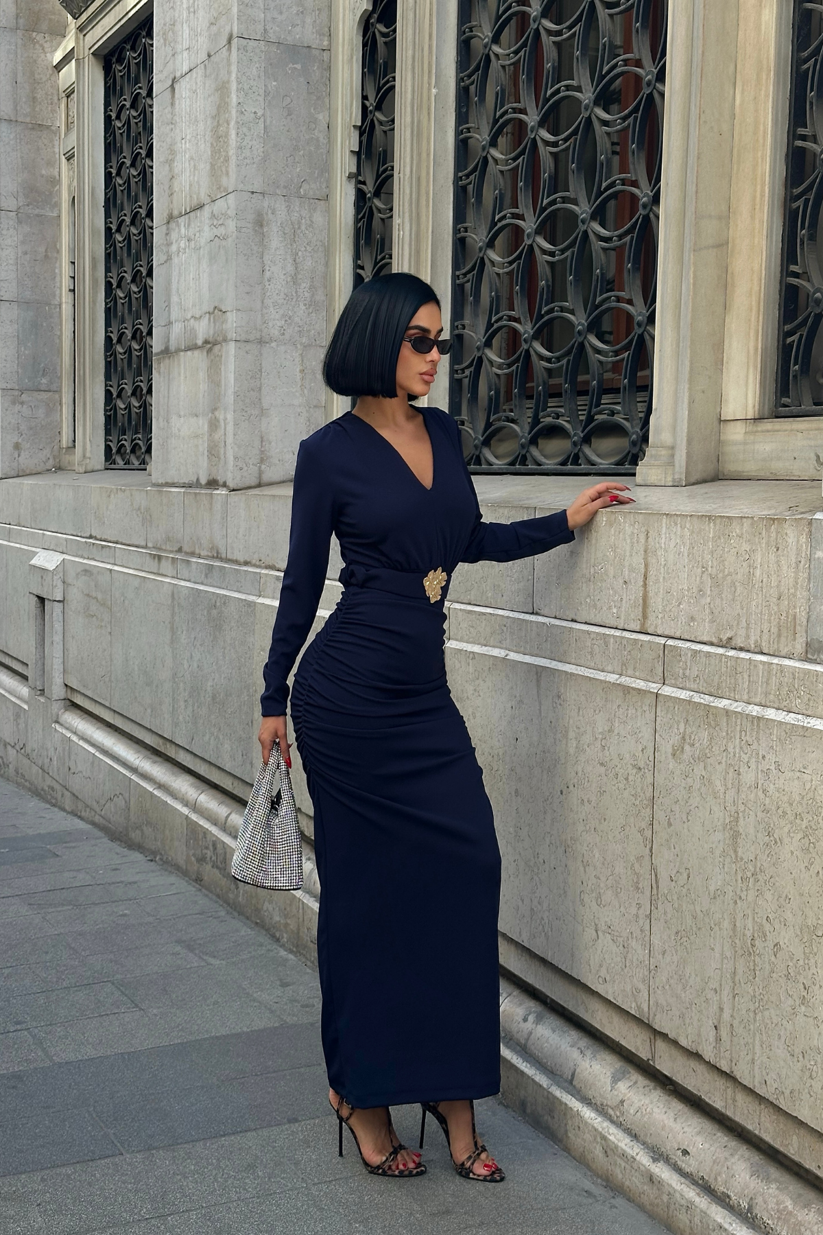 V YAKA UZUN KOL BEL AKSESUAR DETAYLI DRAPE UZUN ELBİSE - Lacivert