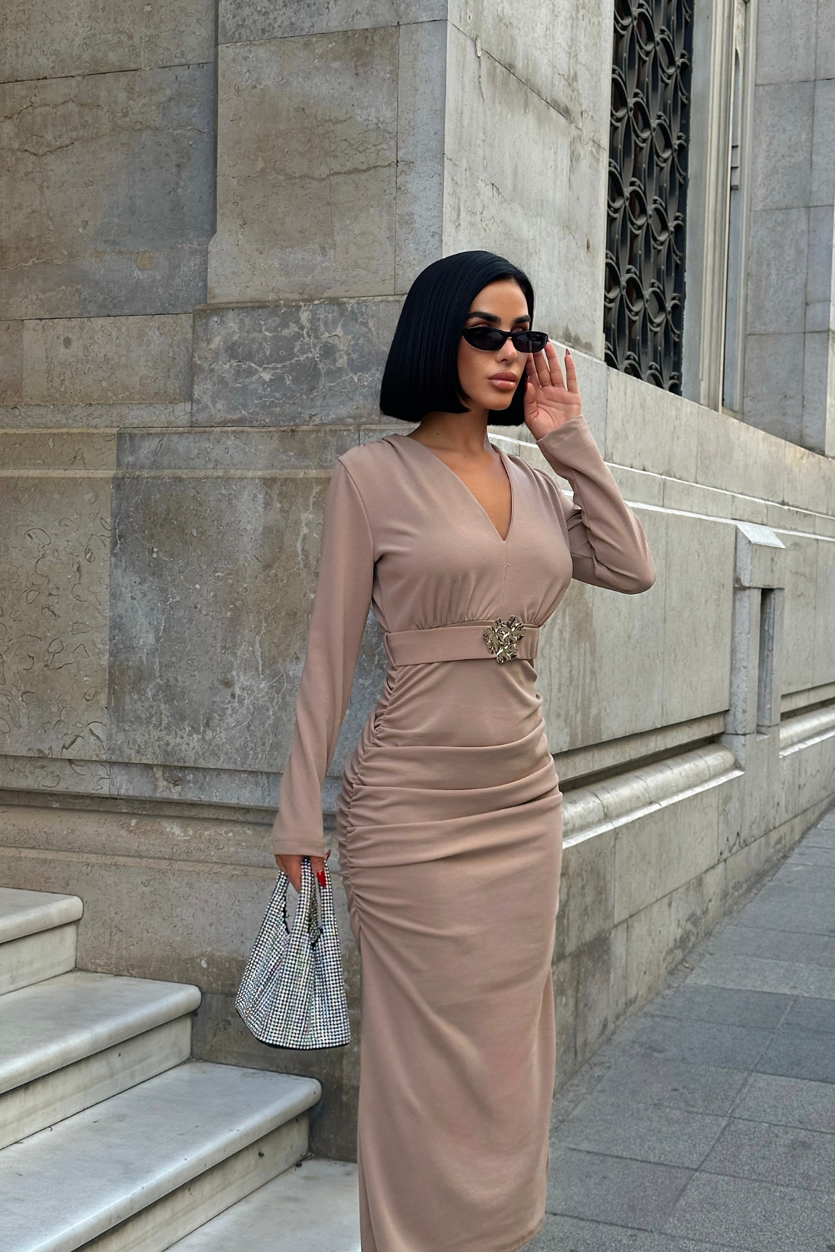 V YAKA UZUN KOL BEL AKSESUAR DETAYLI DRAPE UZUN ELBİSE - Bej