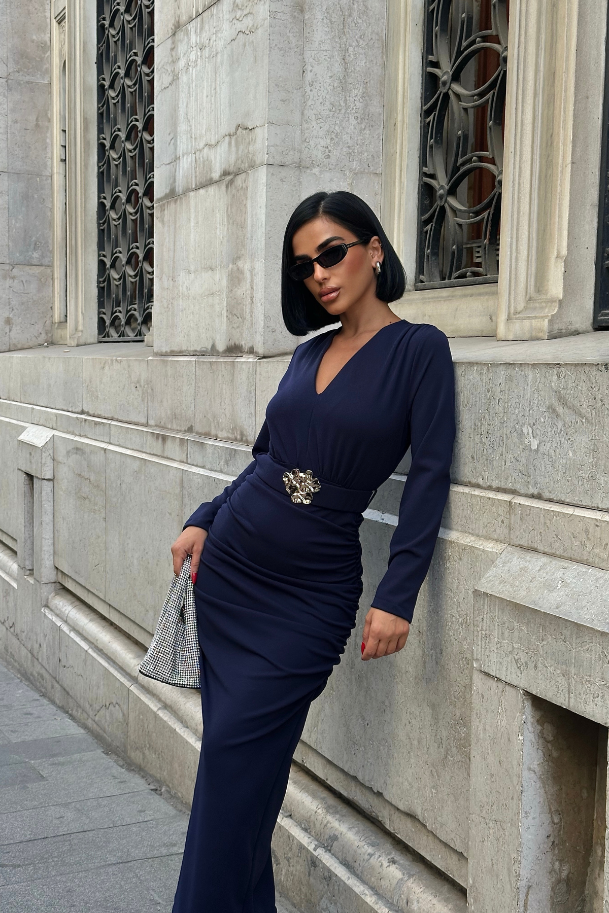 V YAKA UZUN KOL BEL AKSESUAR DETAYLI DRAPE UZUN ELBİSE - Lacivert